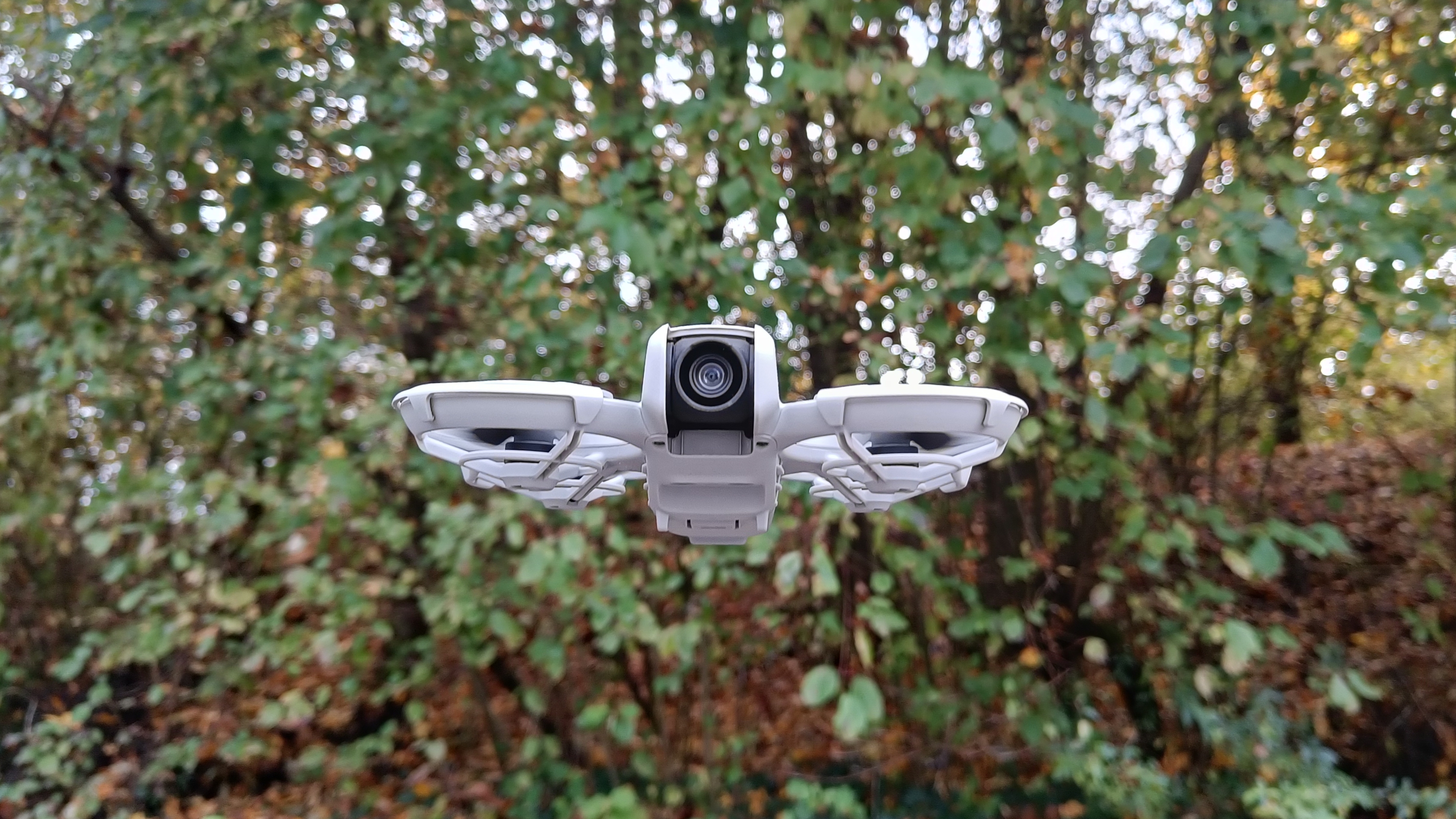 Die DJI Neo beim Testflug.