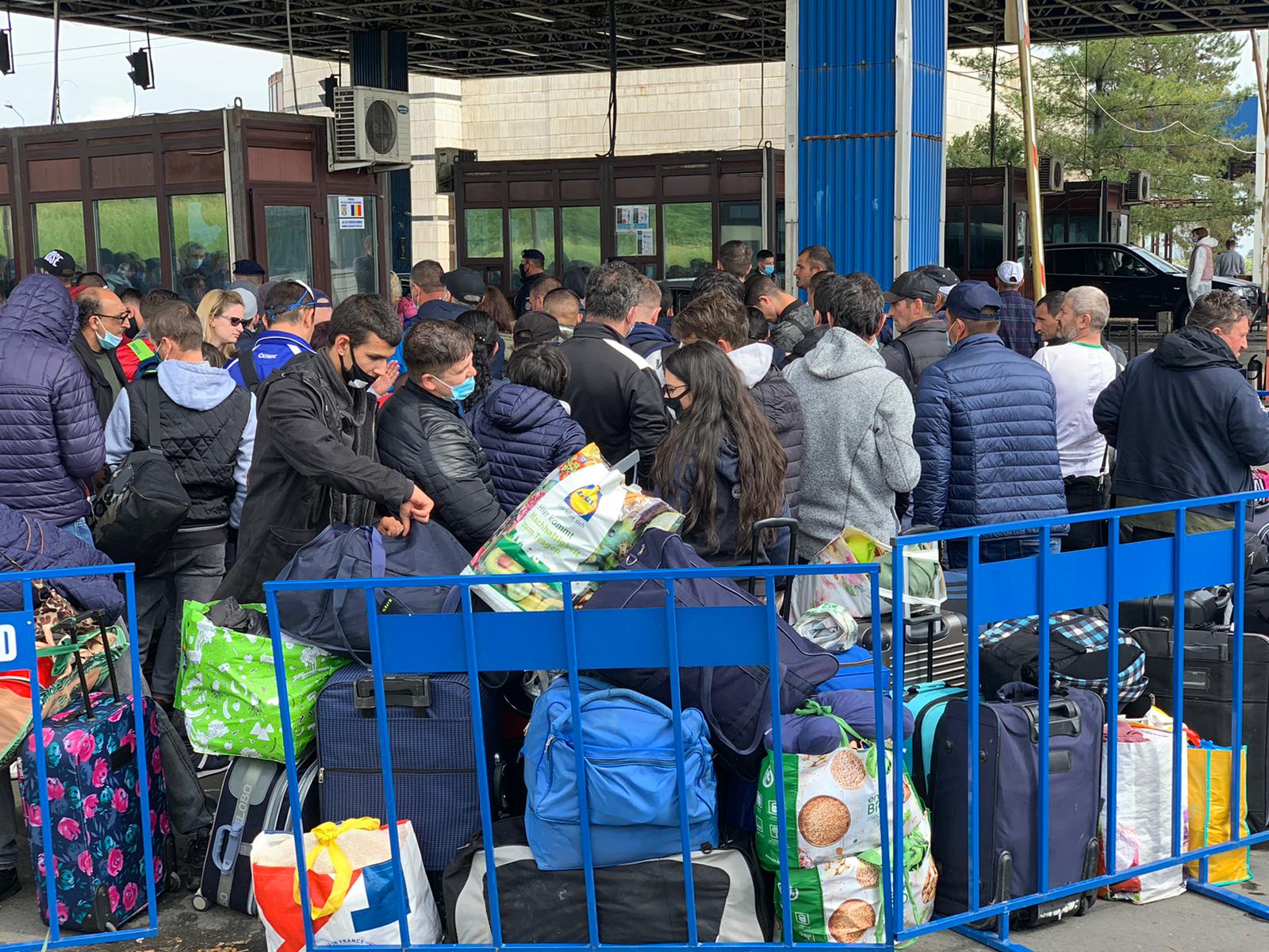 Imagini incredibile: Românii așteaptă și 8 ore la punctele de frontieră din vestul țării. Peste 8.000 de oameni au intrat în țară prin Ungaria, în ultimele 24 de ore
