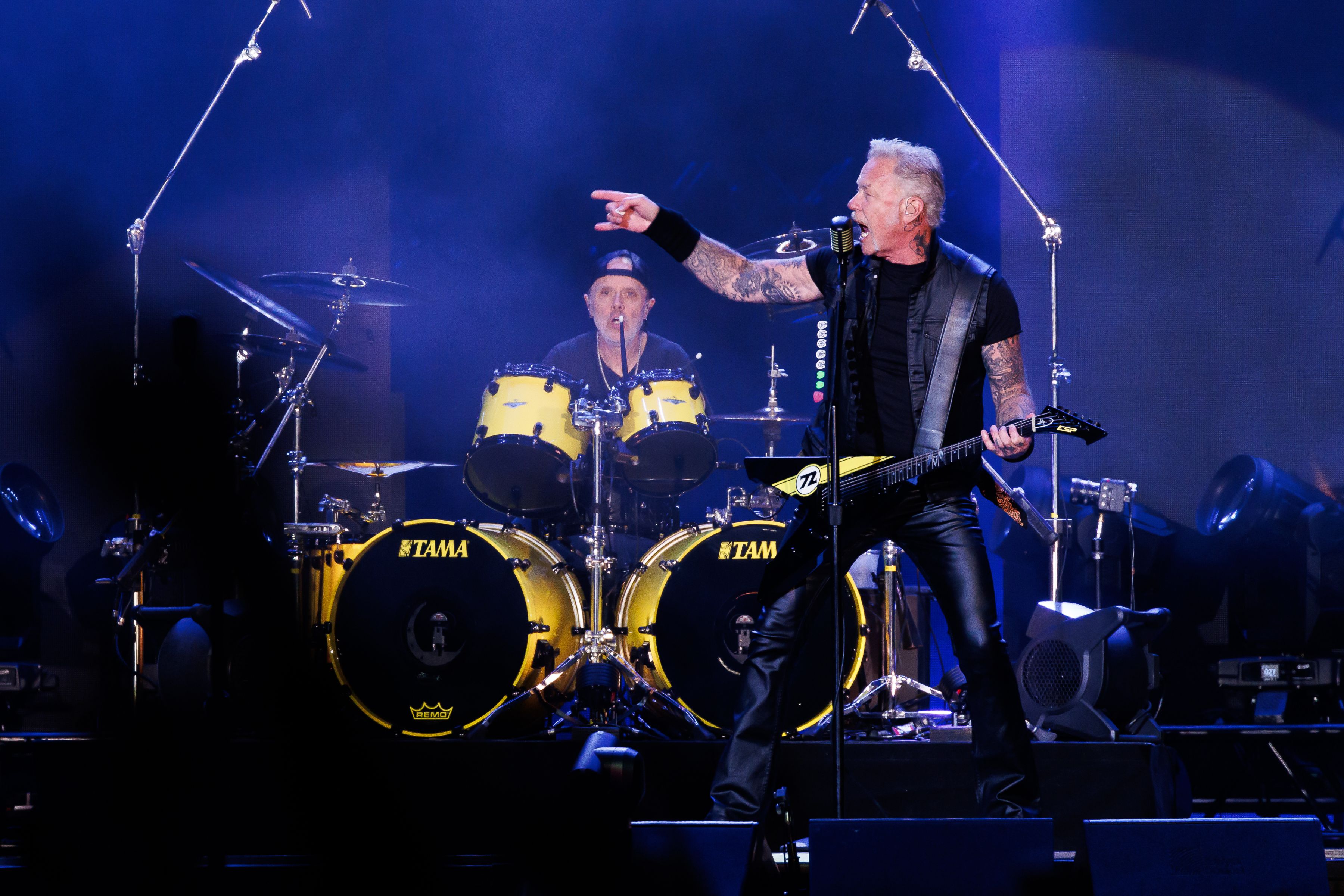 James Hetfield, surprins pe străzile din București înainte de concertul Metallica. Solistul trupei a vizitat un anticariat și a ieșit la cină cu logodnica sa