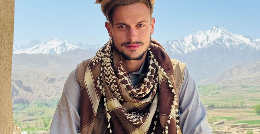 Tânărul ploieștean care a fost două săptămâni în Afganistan pentru a documenta viața sub talibani: „Am stat la grătar cu soldații”