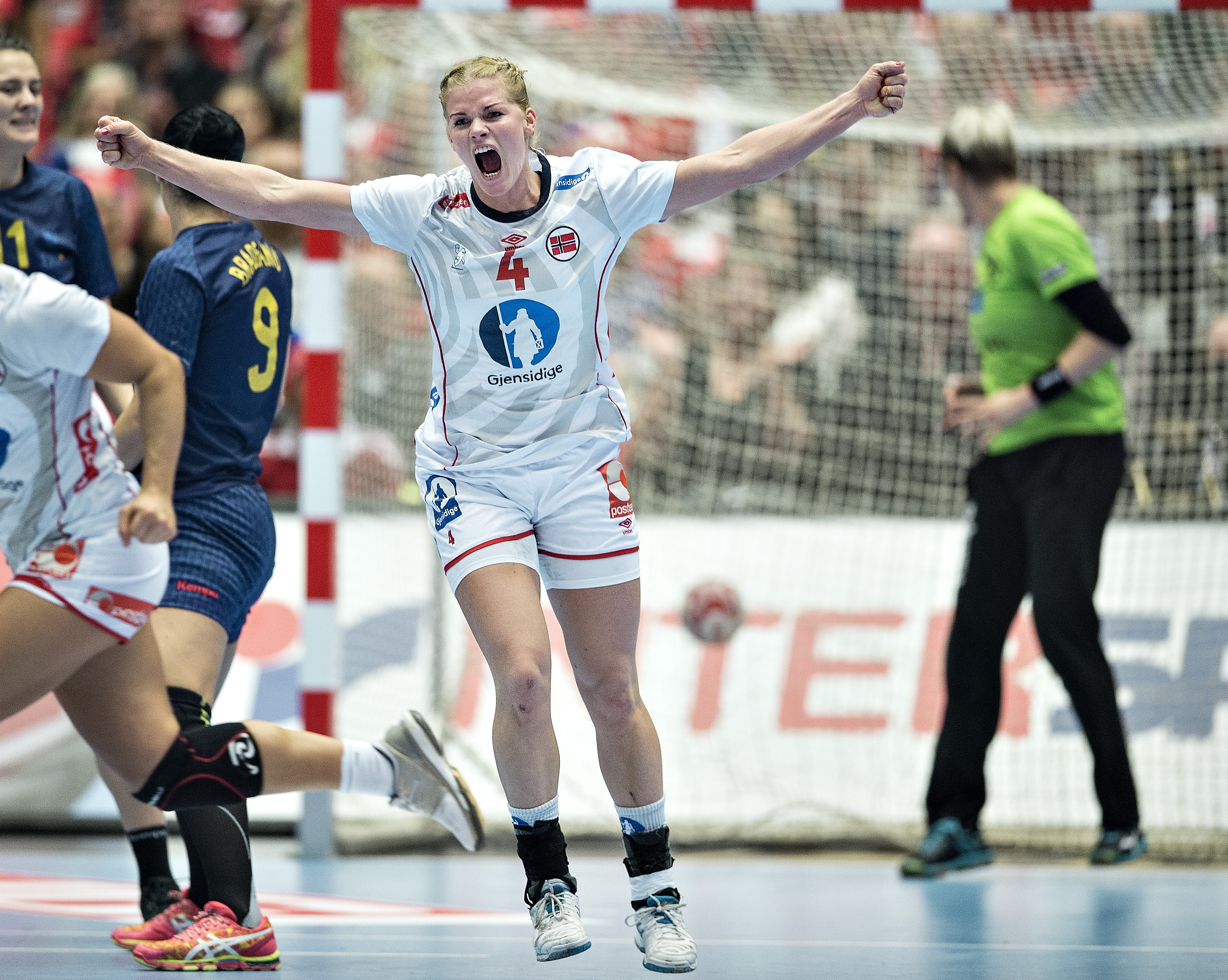 ”Secundul” Costică Buceschi, după înfrângerea dramatică din semifinalele CM de handbal, 33-35 cu Norvegia, după prelungiri: ”Fetele mi-au spus că puteam juca până dimineață! Victoria lor a fost întâmplătoare!”. Goalkeeperul Paula Ungureanu: ”Sunt supărată, dar și foarte mândră de echipa noastră! Nordicele n-au fost mai bune ca noi”. TOATE REACȚIILE: presă, antrenori, jucătoare. ”Ca în rollercoaster”! / FOTO&VIDEO