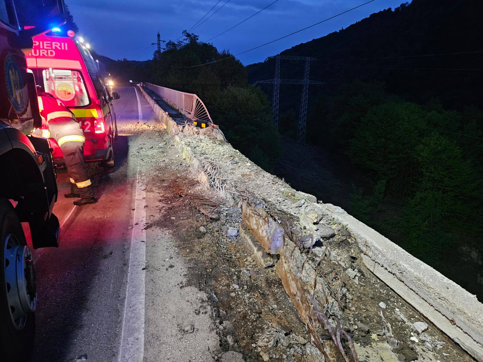 Un TIR a căzut de pe DN1 într-o râpă adâncă de peste 100 de metri, în apropiere de Sinaia