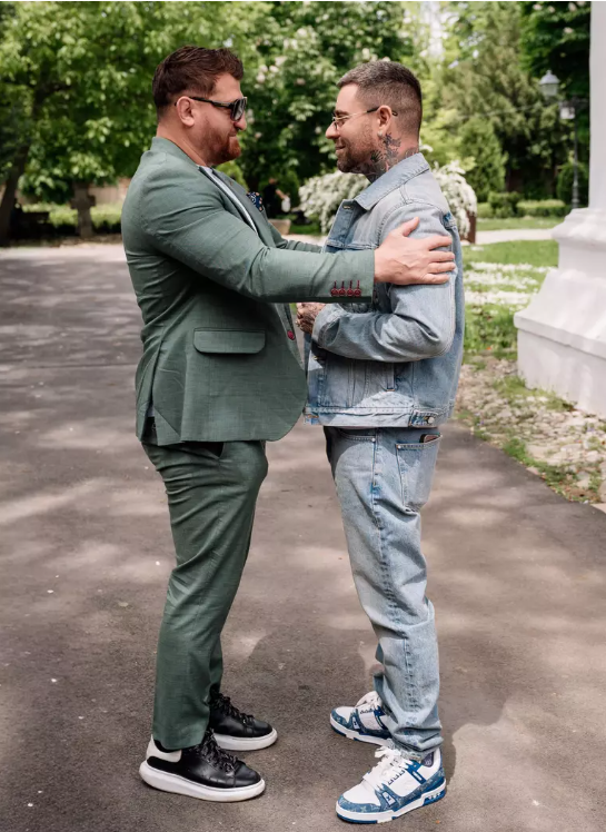 Cătălin Moroșanu și Jador, nași la botezul fetiței lui Tj Miles. Ținutele soțiilor au atras toate privirile. „Simplu, delicat și plin de iubire”