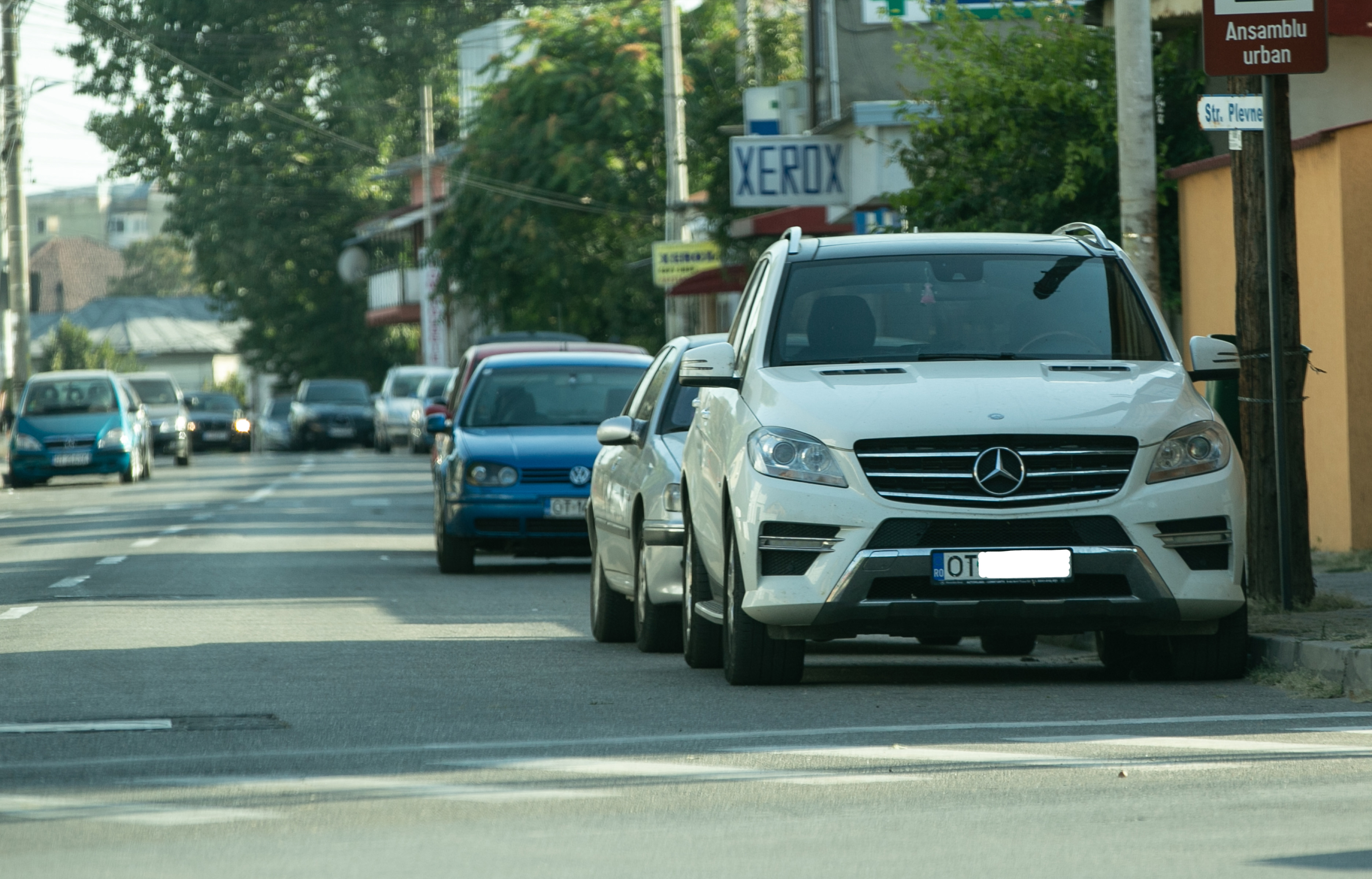 Caracal, orașul contrastelor: mașini de zeci de mii de euro la polul sărăciei