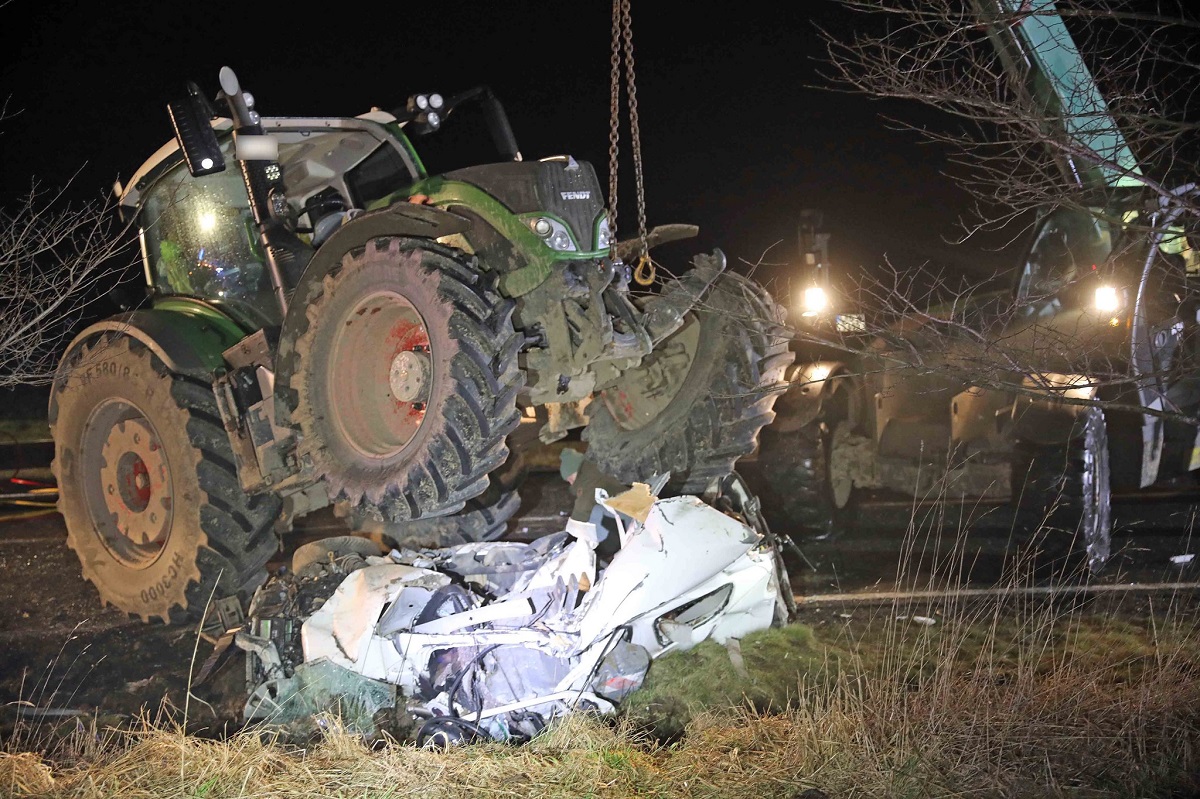 Salvatorii n-au știut ore în șir câți oameni erau într-o mașină strivită complet de un tractor, pe un drum din Germania