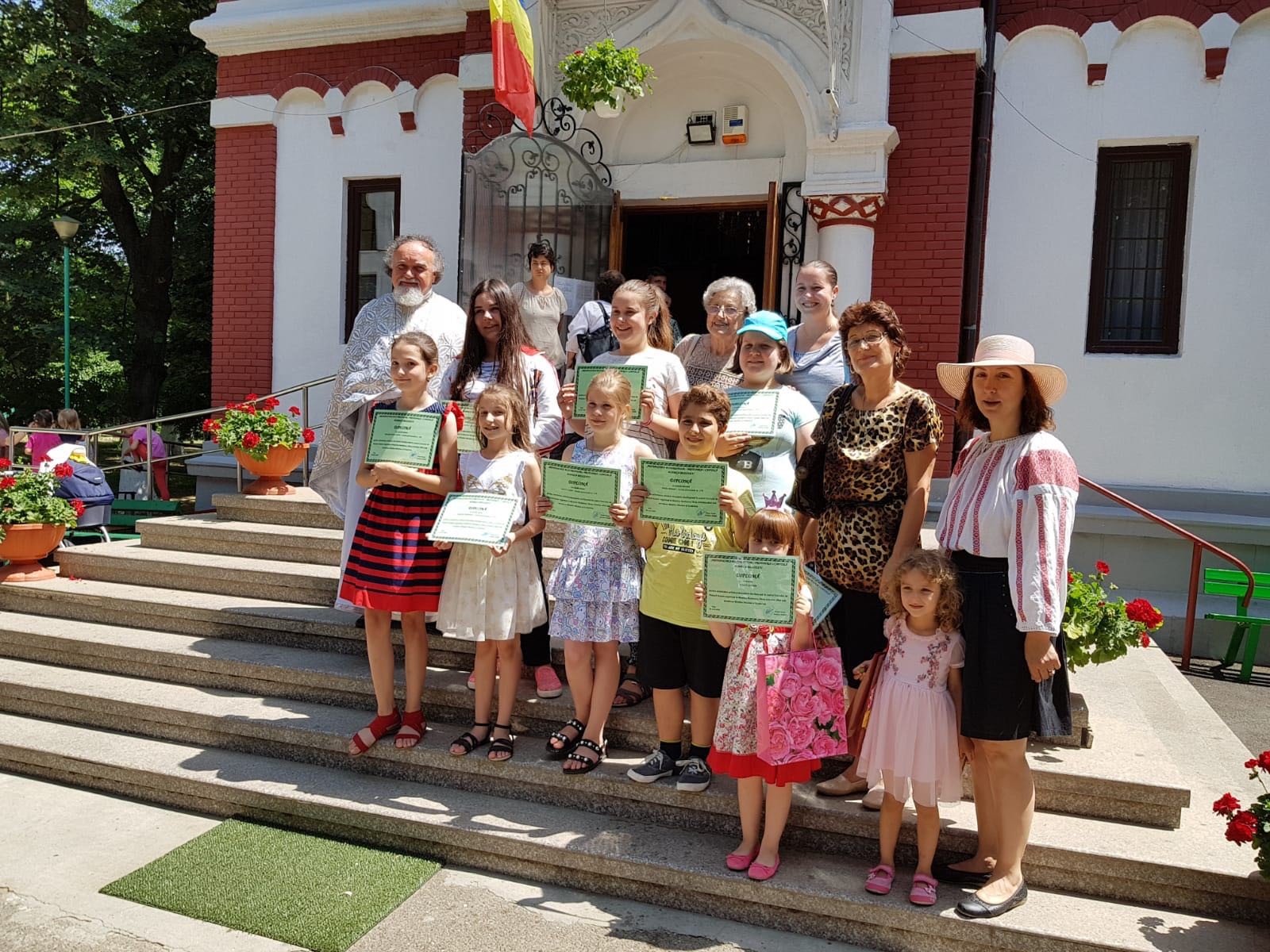 Femeia cu mâini și suflet de aur. O arhitectă îi învață pe copii, la biserică, arta icoanei bizantine