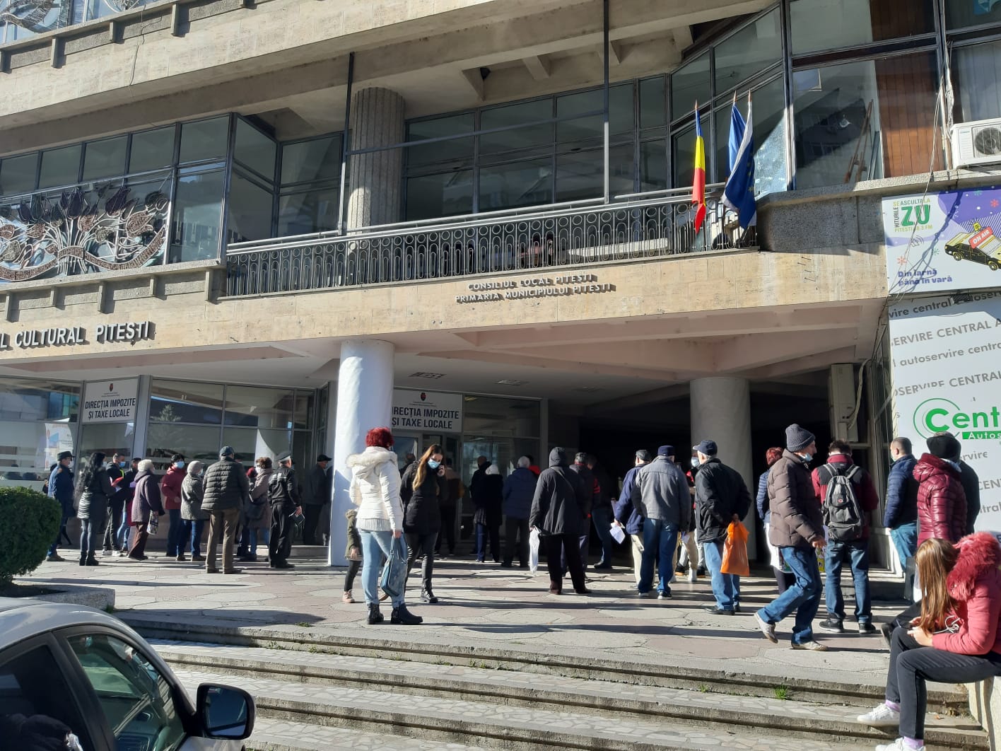 Cozi uriașe la serviciul de permise din Pitești. Prefect: „Ne gândim să închidem acest serviciu”