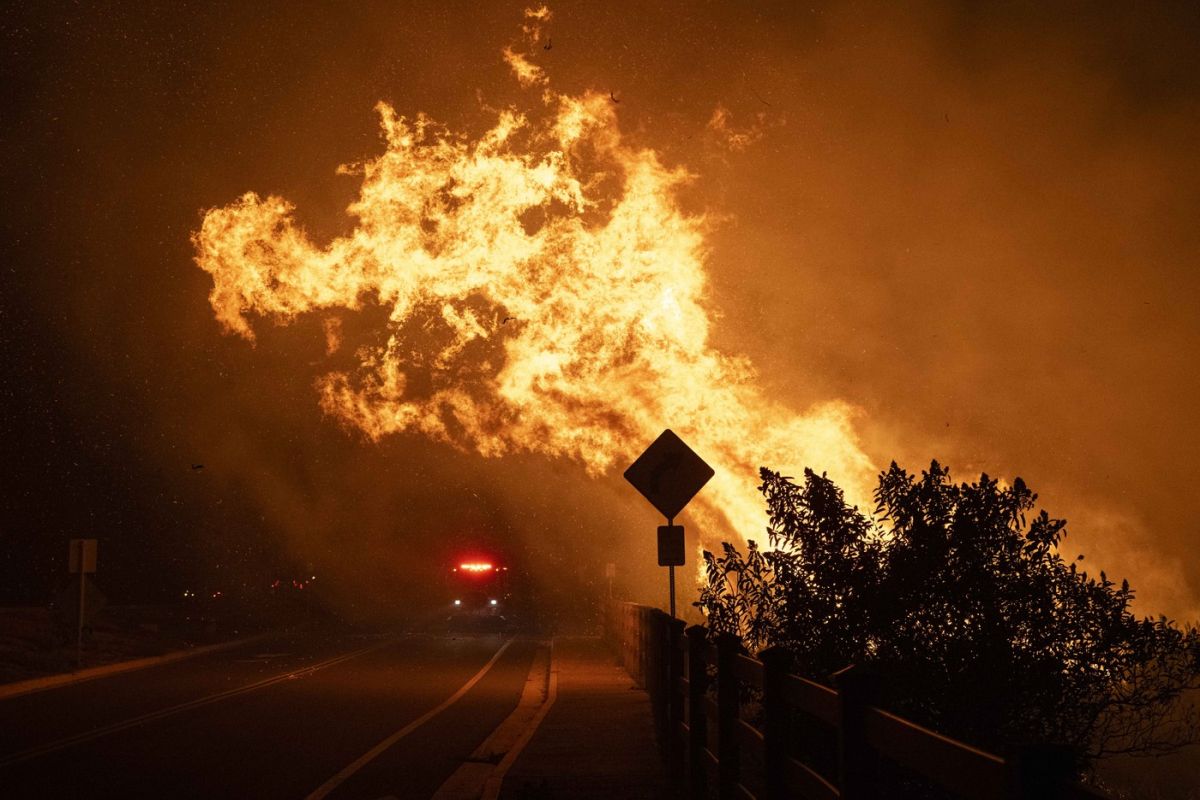 Incendiu de proporții în Malibu. Dick Van Dyke şi Cher, printre miile de persoane evacuate din calea flăcărilor | VIDEO 
