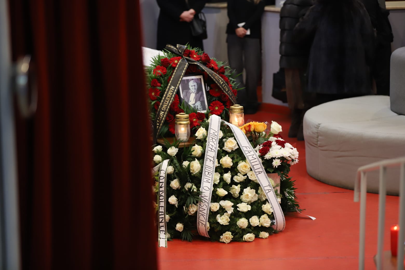 Imagini de la priveghiul lui Mircea Diaconu. Soția și fiica plâng lângă sicriul actorului EXCLUSIV