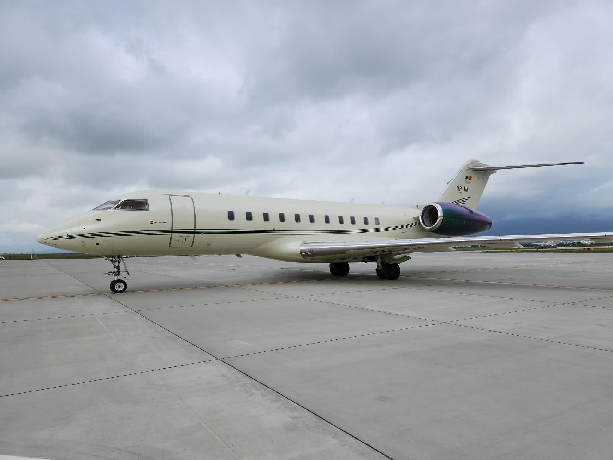 Ion Țiriac, pe noul aeroport din Brașov, la manșa avionului său. „A aterizat în cele mai bune condiții, acasă”