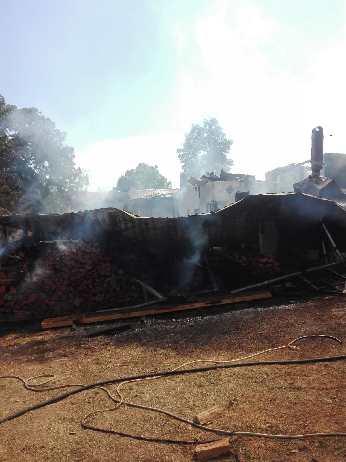 UPDATE/ Patru case din Tulnici, Vrancea, cuprinse de flăcări. Pompierii au localizat incendiul/ GALERIE FOTO&VIDEO