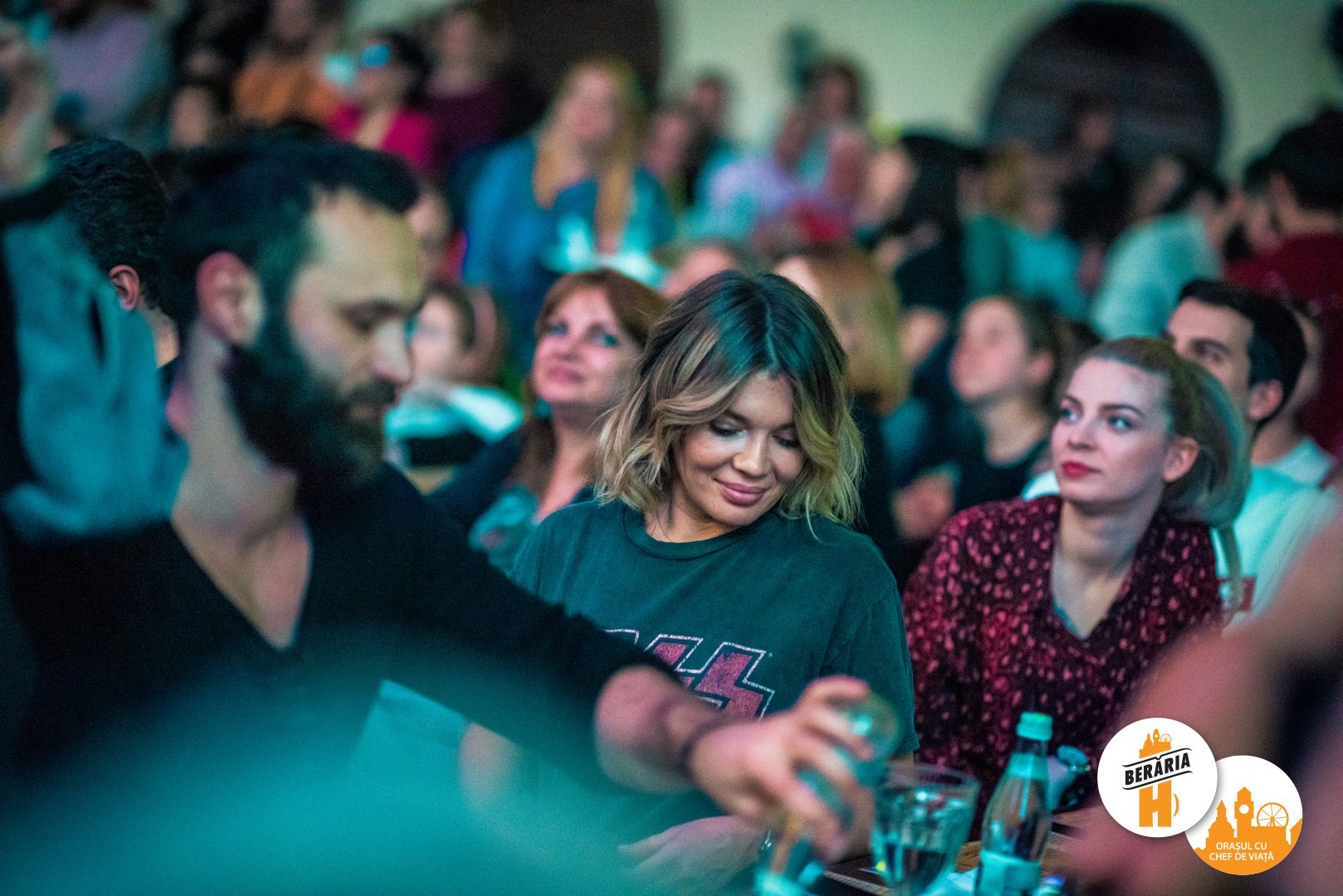 Cum a fost surprinsă Gina Pistol la un concert de-al lui Smiley. Îl susține din public | FOTO