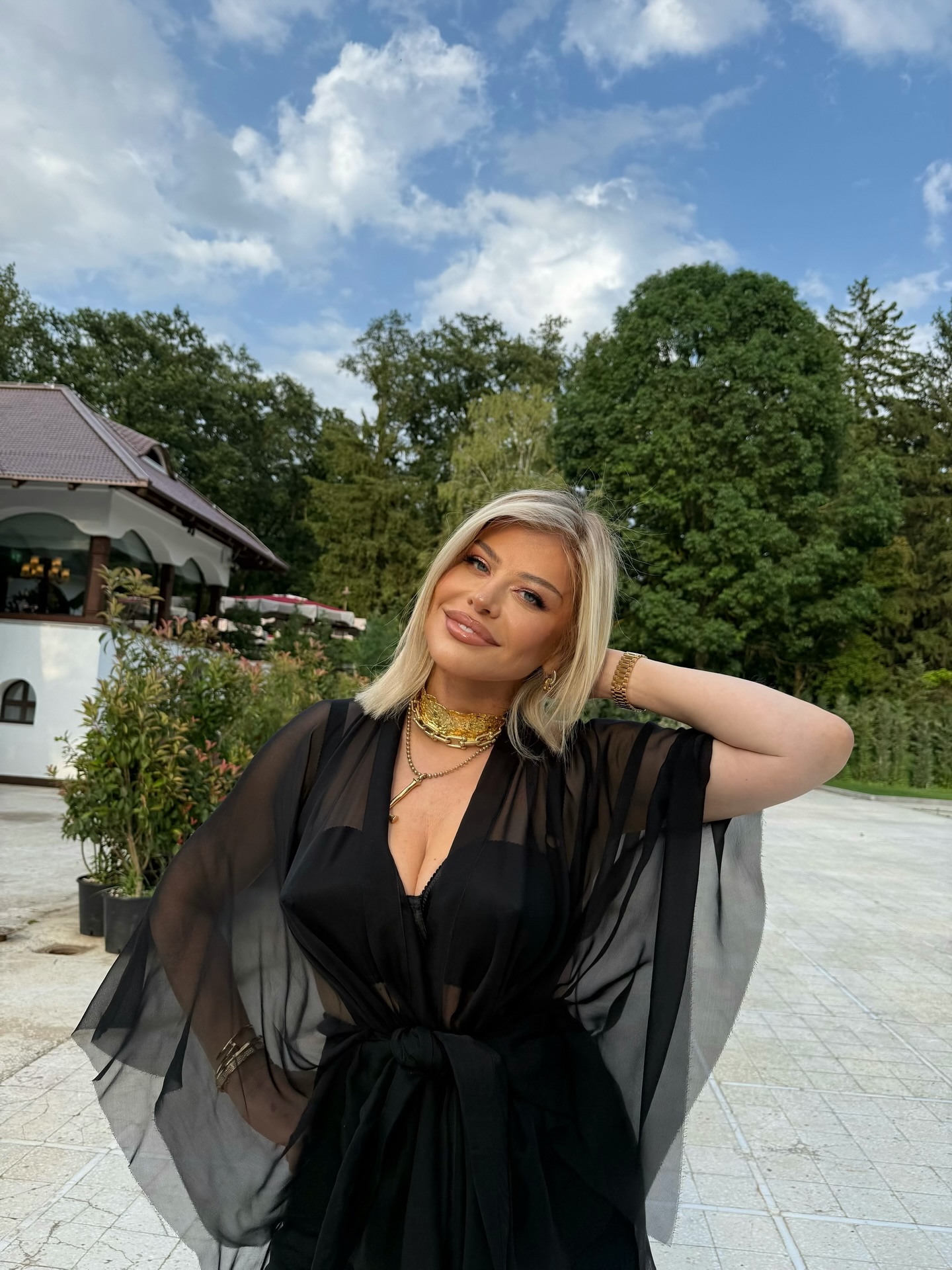Ținuta transparentă purtată de Loredana Groza la ziua ei de naștere. Fanii au reacționat: „Arăți mai bine ca la 18 ani”