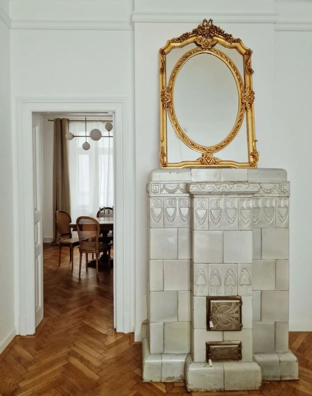 Imagini din apartamentul Danei Rogoz. Actrița l-a renovat recent: „Am ținut foarte mult să păstrăm sobele originale, parchetul și tâmplăria casei”