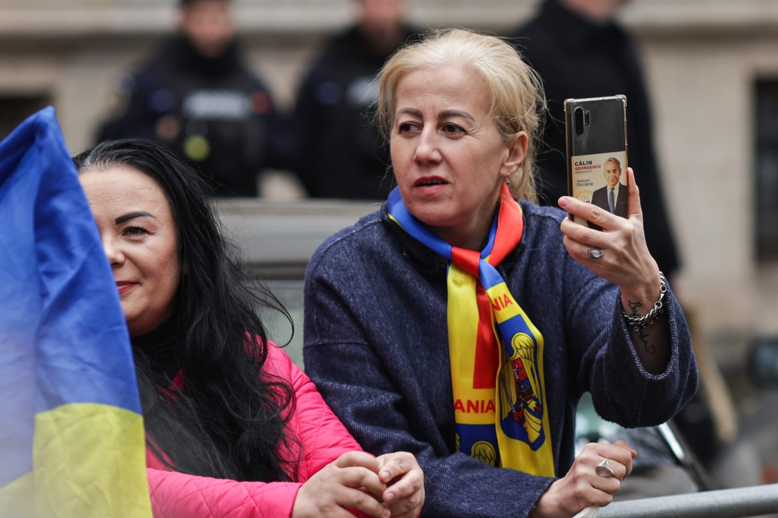Călin Georgescu, înconjurat de susținători în fața Judecătoriei Sectorului 1: „Sunt nevinovat”. Decizia judecătoriei, amânată