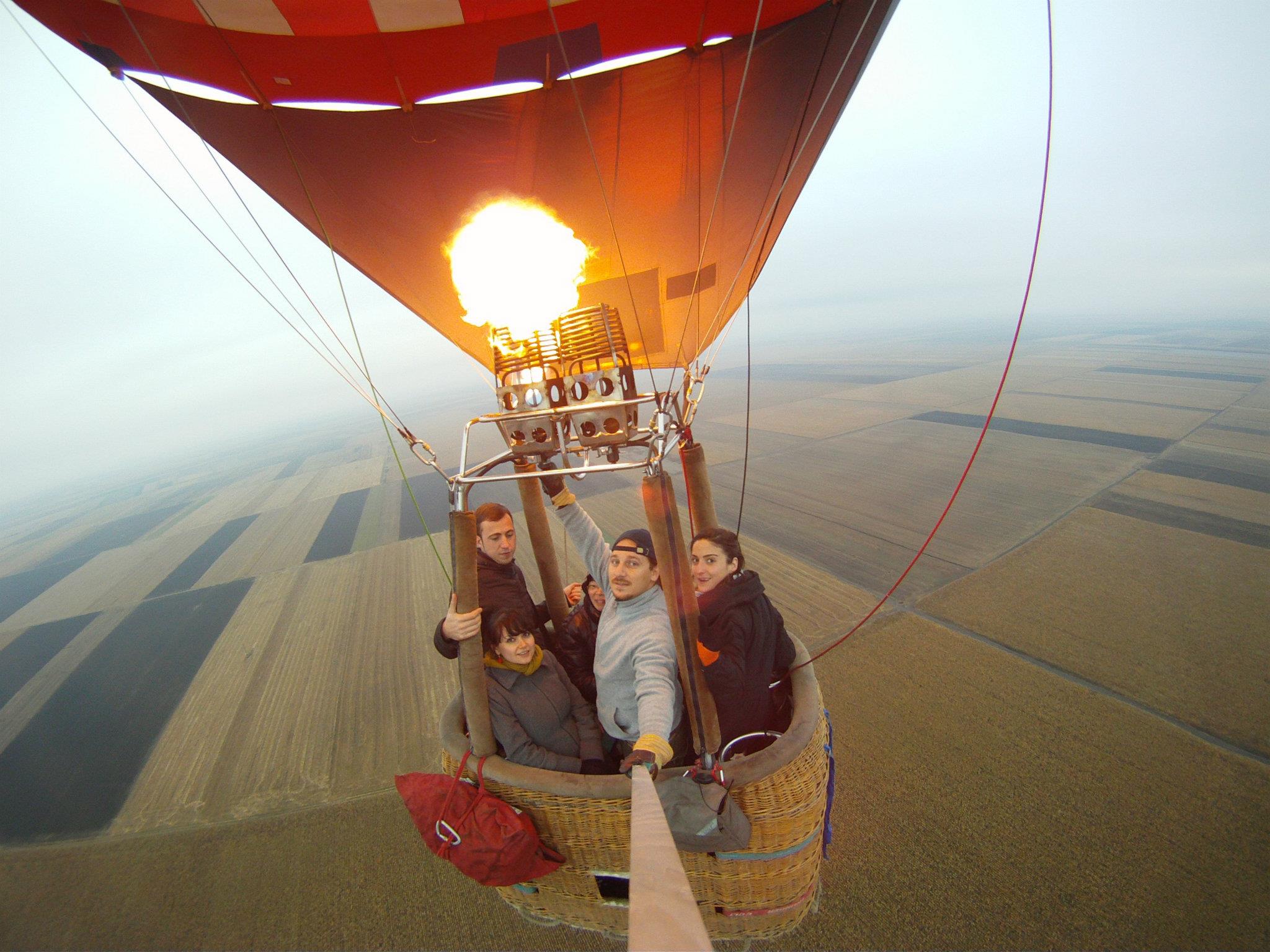 REPORTAJ/Zborul cu balonul cu aer cald, o modă și în România. Cum să simți vântul la înălțime și să admiri peisaje de vis-FOTO