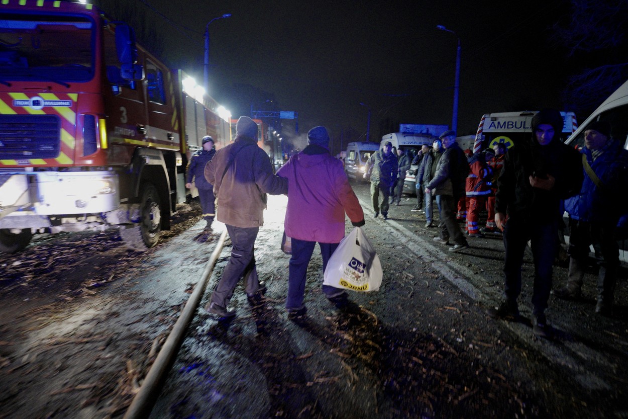 Imagini de la operațiunile de salvare a oamenilor prinși sub ruinele blocului lovit de o rachetă rusească în Dnipro