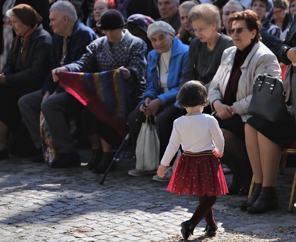 Sute de oameni participă la slujba de Izvorul Tămăduirii de la Biserica Mavrogheni. Ce nu ai voie să faci azi pentru a nu fi lovit de blestem | FOTO
