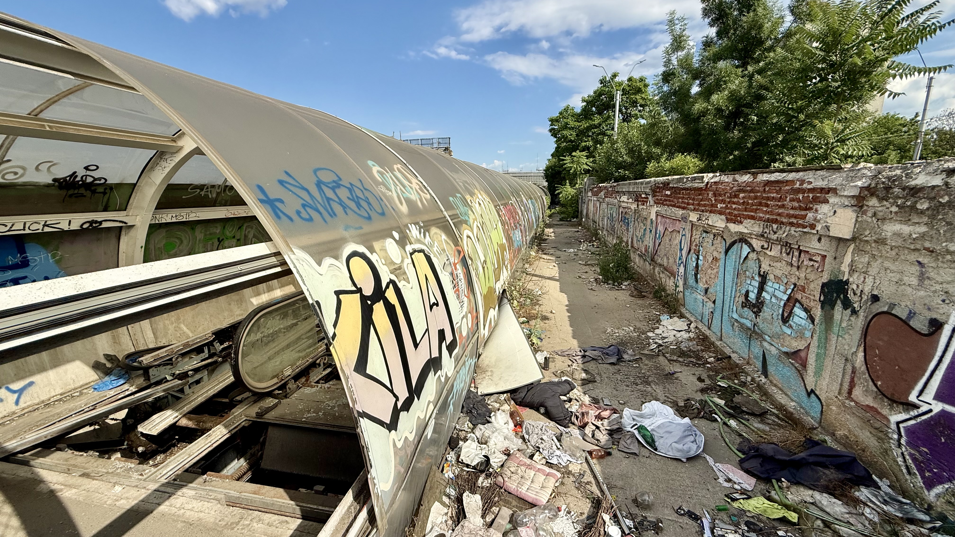 Cum ne-am bătut joc de 2.500.000 de euro. Ruina din București care a funcționat câteva luni va fi demolată