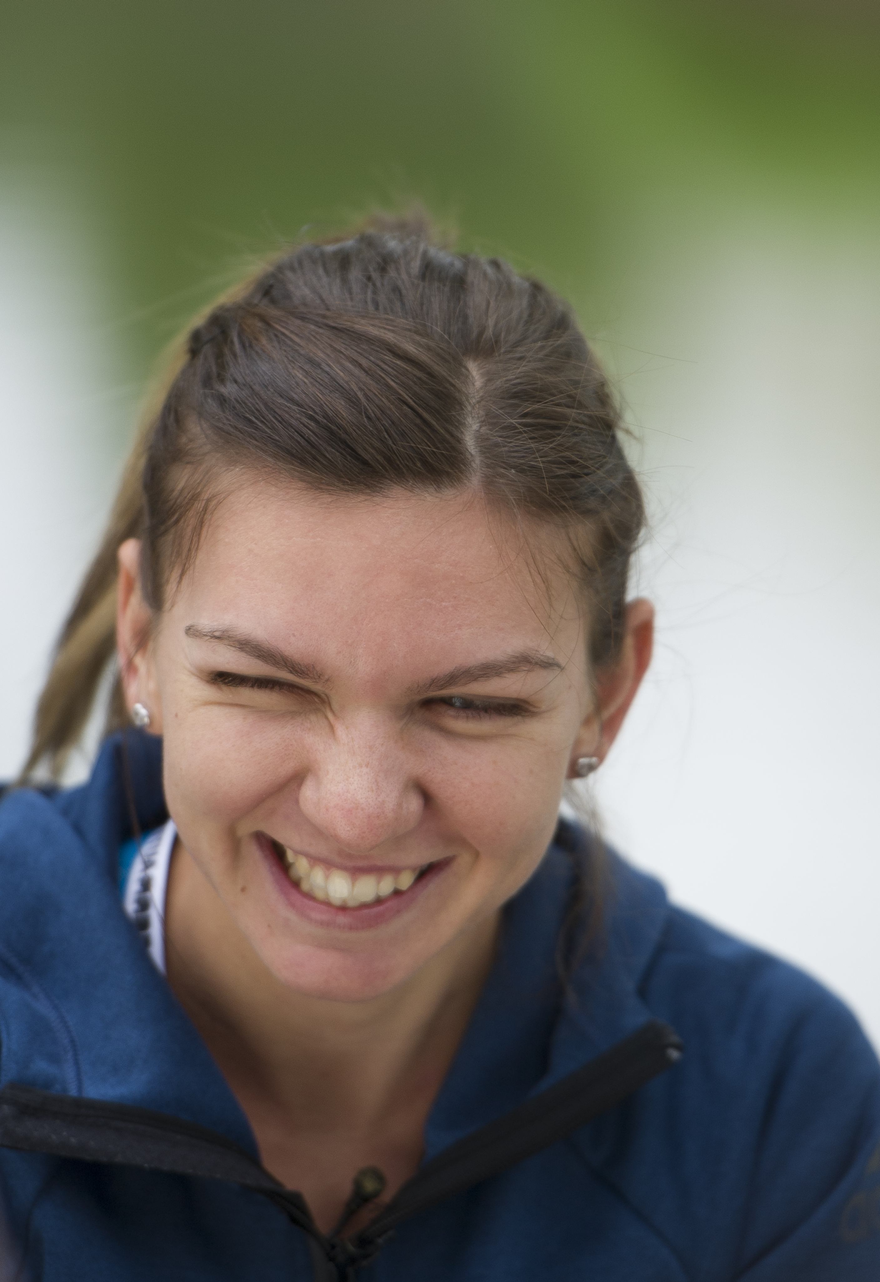 Simona Halep a jucat tenis de masă şi s-a uitat cruciş din spatele ochelarilor la Madrid / GALERIE FOTO şi VIDEO
