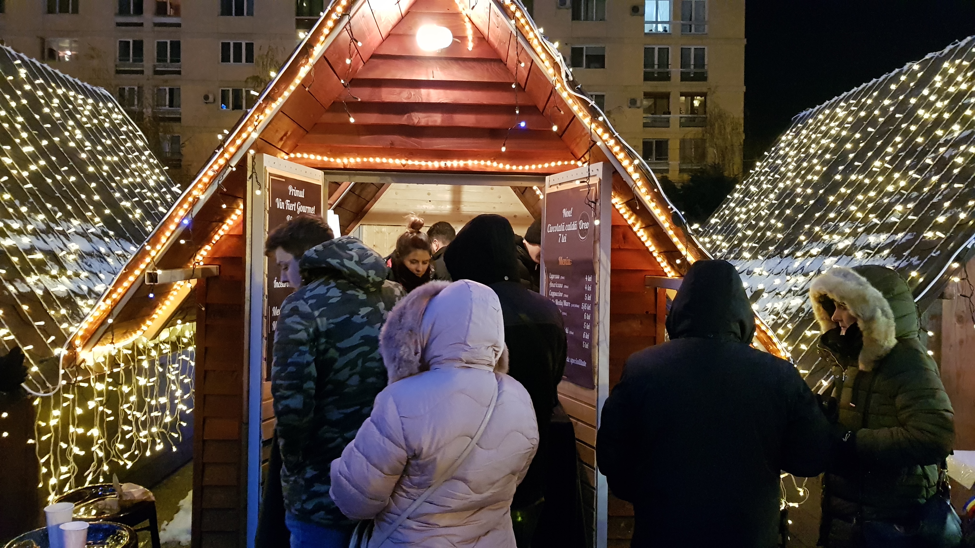 VIDEO&FOTO/ Sute de mii de luminițe multicolore s-au aprins în Iași. S-au deschis și cele două târguri de Crăciun