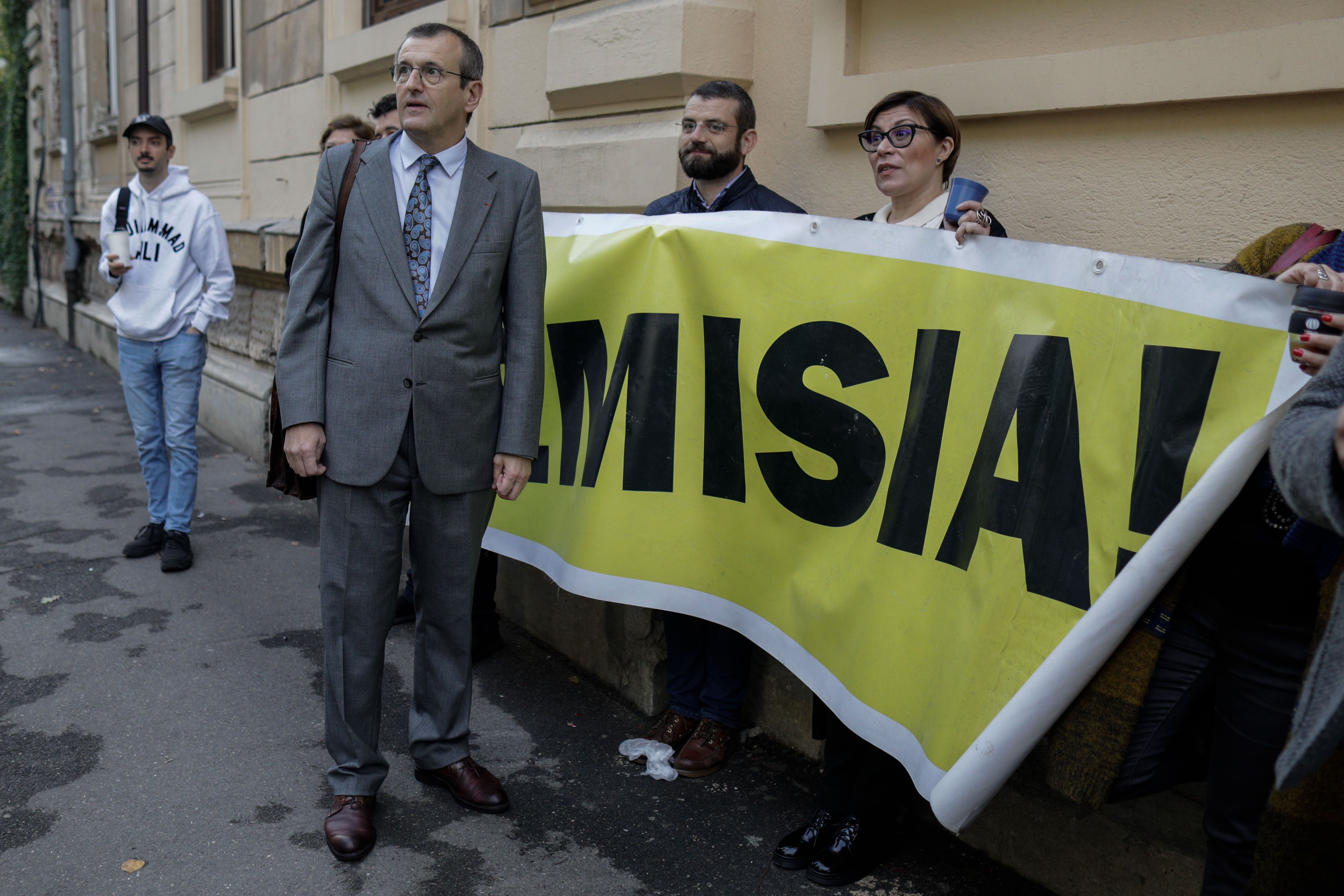 A doua zi de protest în fața Ministerului Educației față de plagiatul lui Cîmpeanu. Mai multe personalități îi cer demisia ministrului