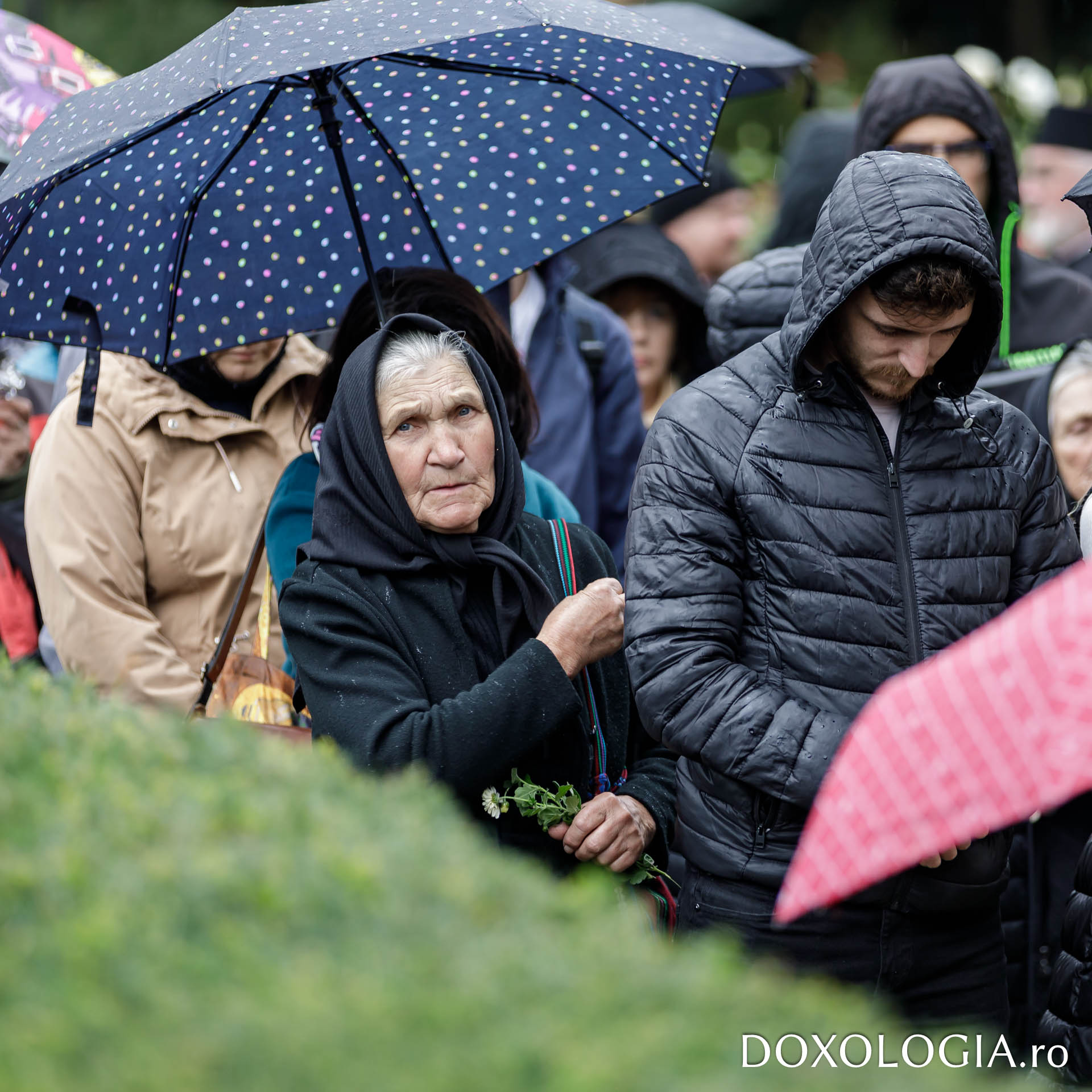 Racla cu moaştele Sfintei Cuvioase Parascheva, purtată în procesiune şi reaşezată în Catedrala Mitropolitană din Iași