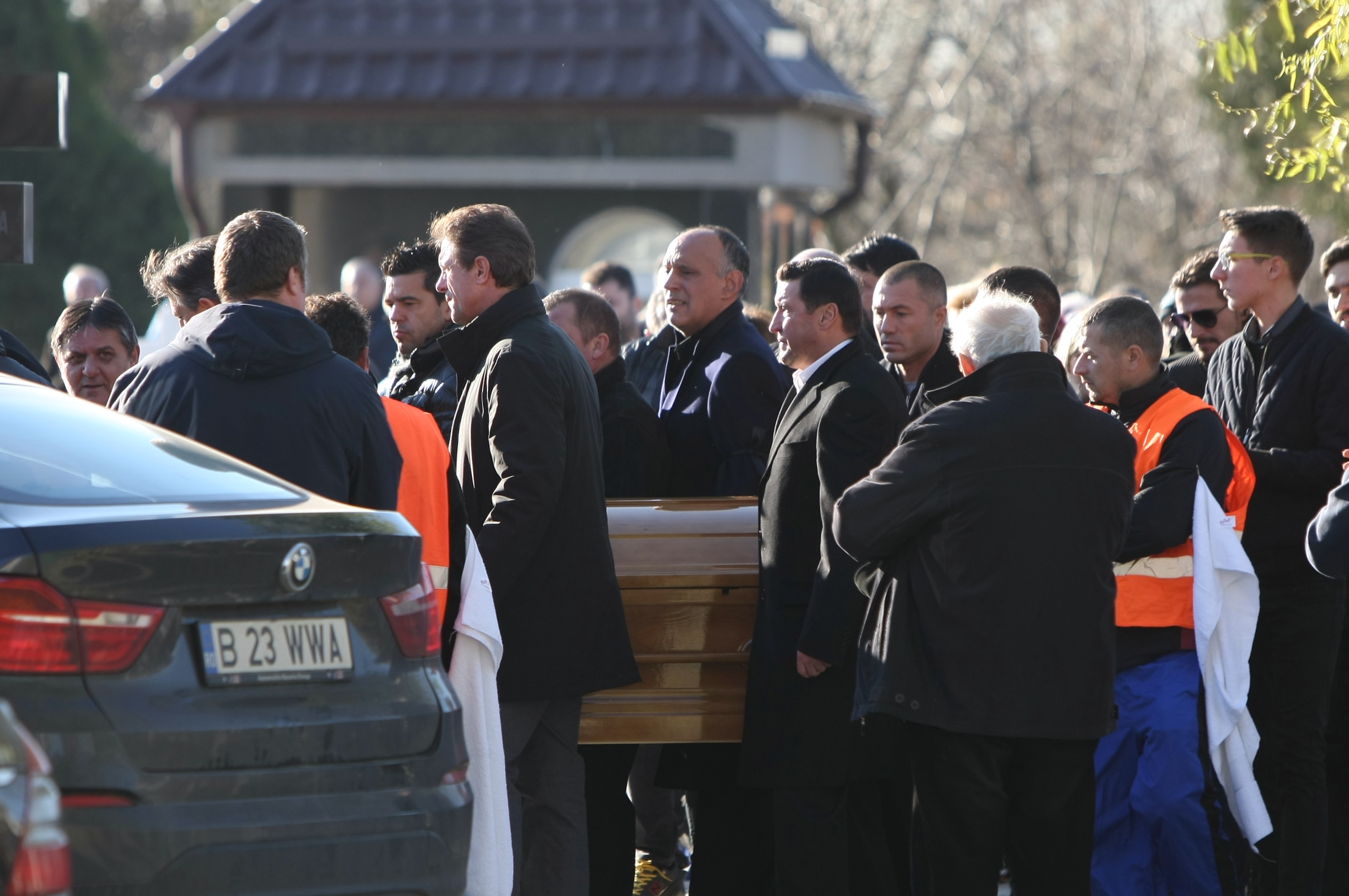 Daniel Prodan a fost înmormântat, azi, la cimitirul Sf. Ilie din Voluntari. Promisiune în lacrimi făcută de Gică Popescu: ”Îți vom îndeplini visul” | GALERIE FOTO