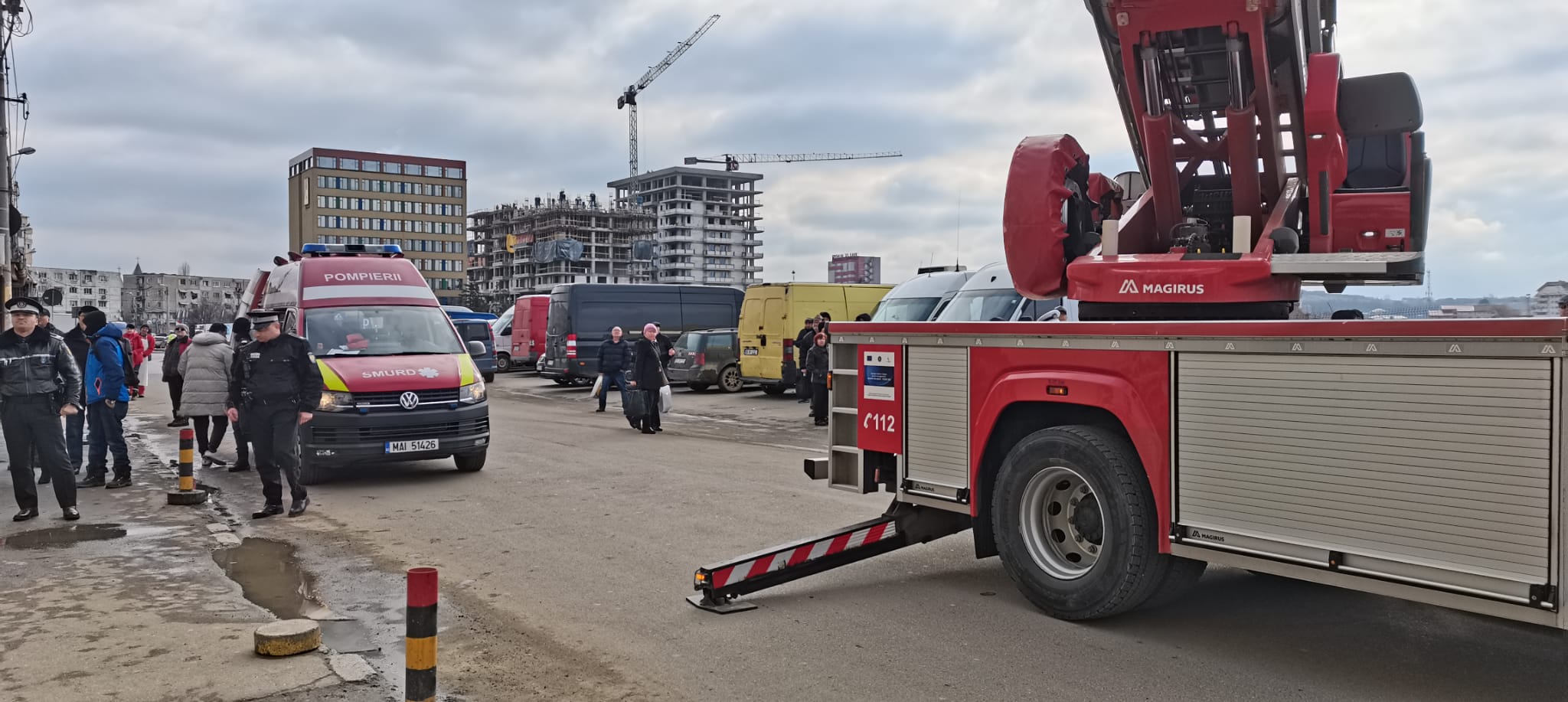 Incendiu într-un bloc din Iași. O persoană a fost găsită carbonizată, 13 locatari au fost evacuaţi de pompieri