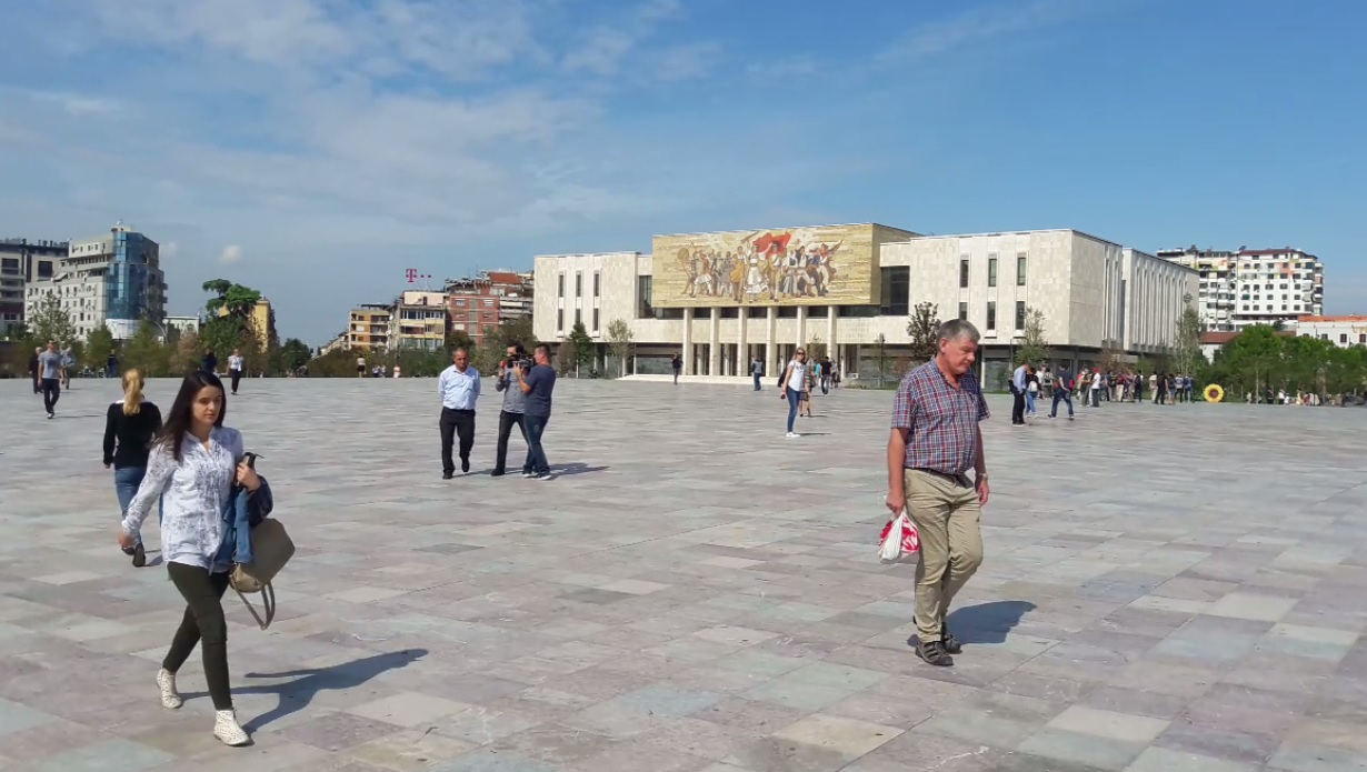 REPORTAJ. Tirana, inima Albaniei care bate în ritm alert. Orașul fără reguli de circulație și cu o moschee transformată în catedrală ortodoxă | VIDEO