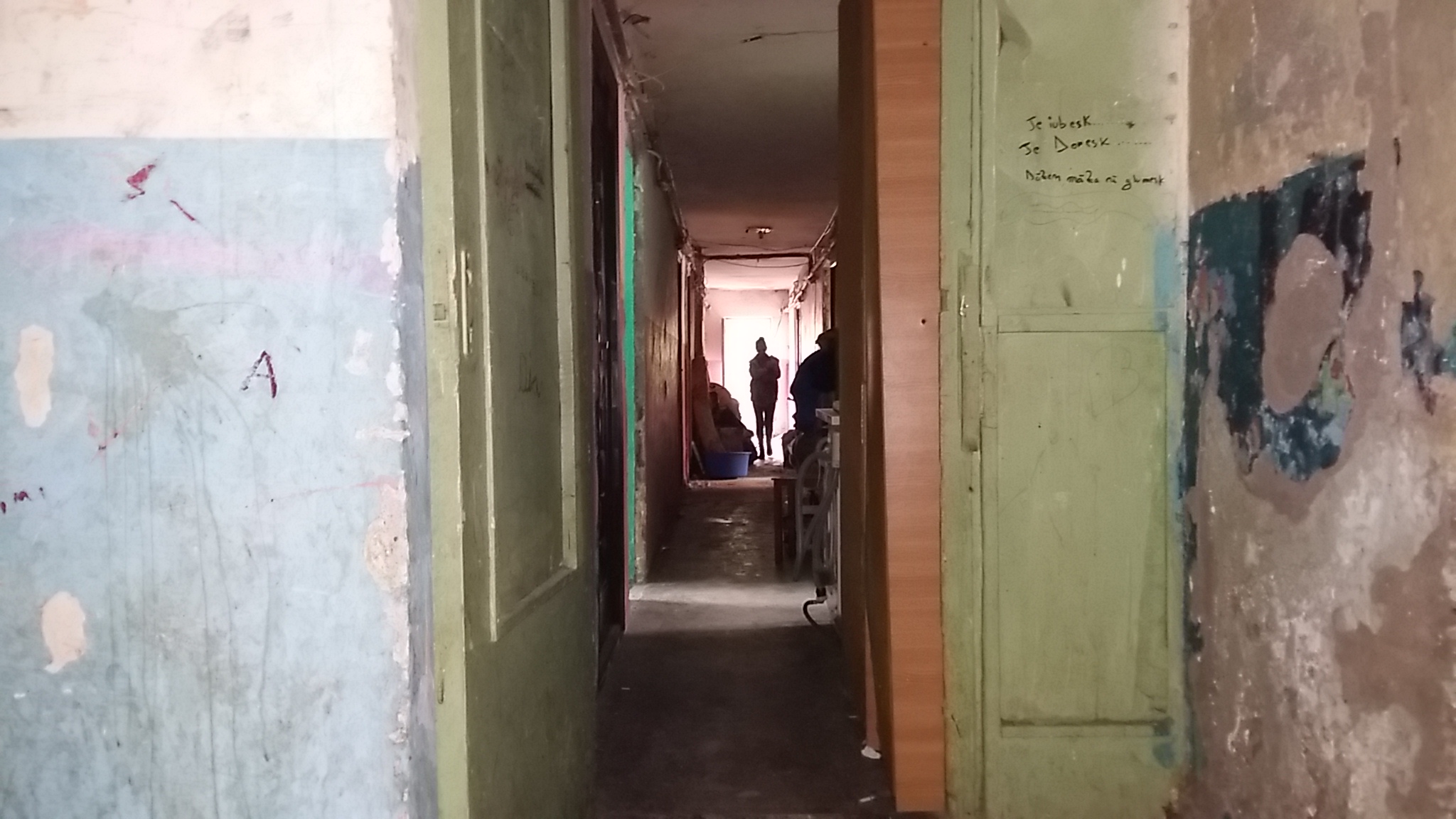 VIDEO REPORTAJ/ Evacuare cu scandal din blocul "Turturica", la Alba Iulia: „Suntem aruncaţi în stradă ca nişte şobolani”| GALERIE FOTO