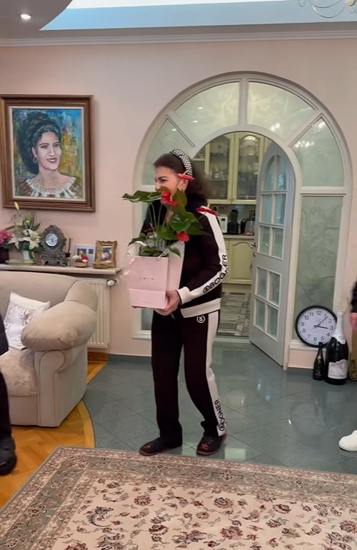 Imagini din casa Irinei Loghin. Fuego a vizitat-o pe artistă în locuința ei din nordul Bucureștiului, de ziua ei de naștere