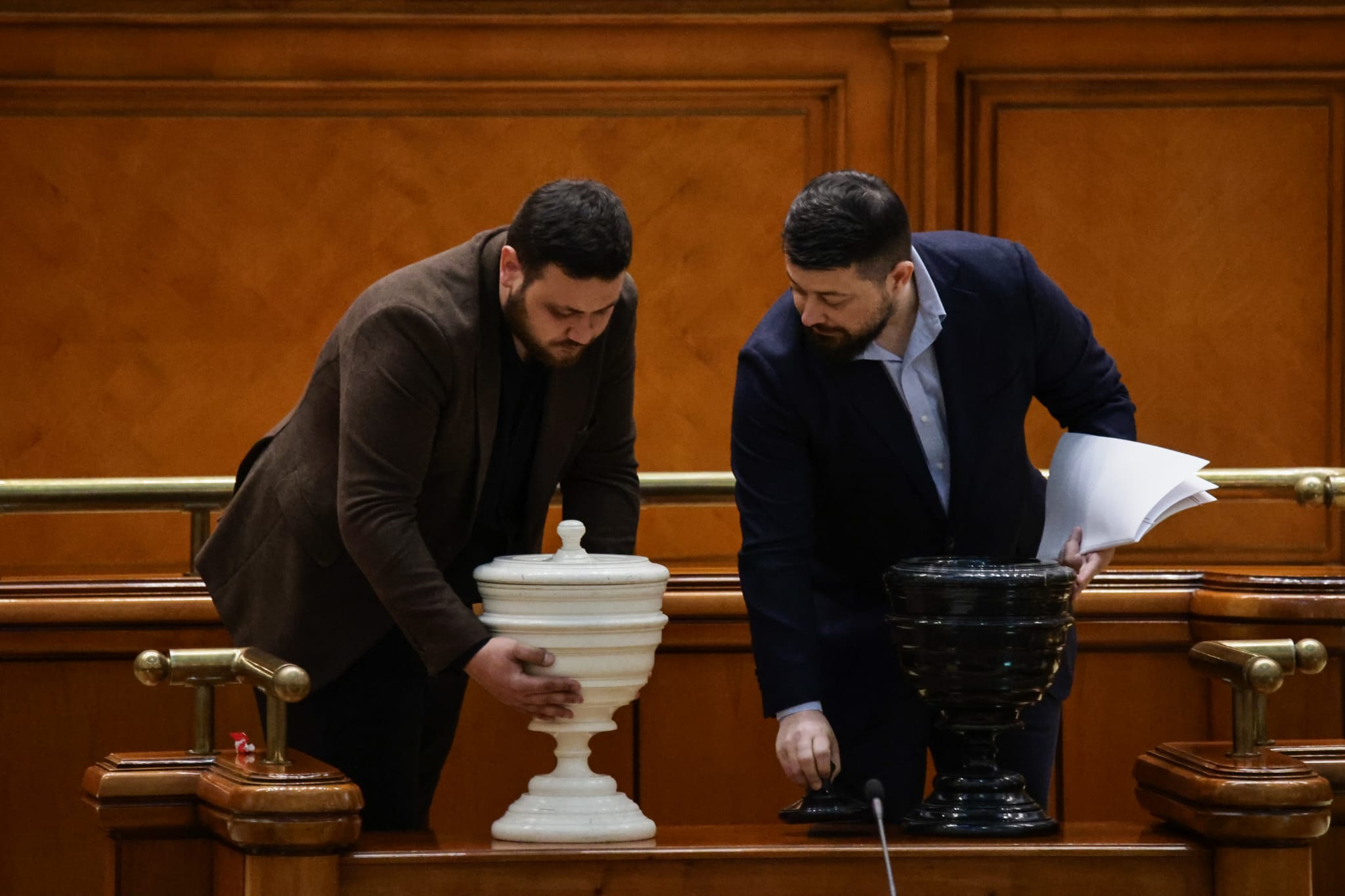 Ce nu s-a văzut la televizor în timpul votului moțiunii de cenzură împotriva Guvernului Bolojan. Negocieri în șoaptă, telefoane pe fugă și calcule la limită
