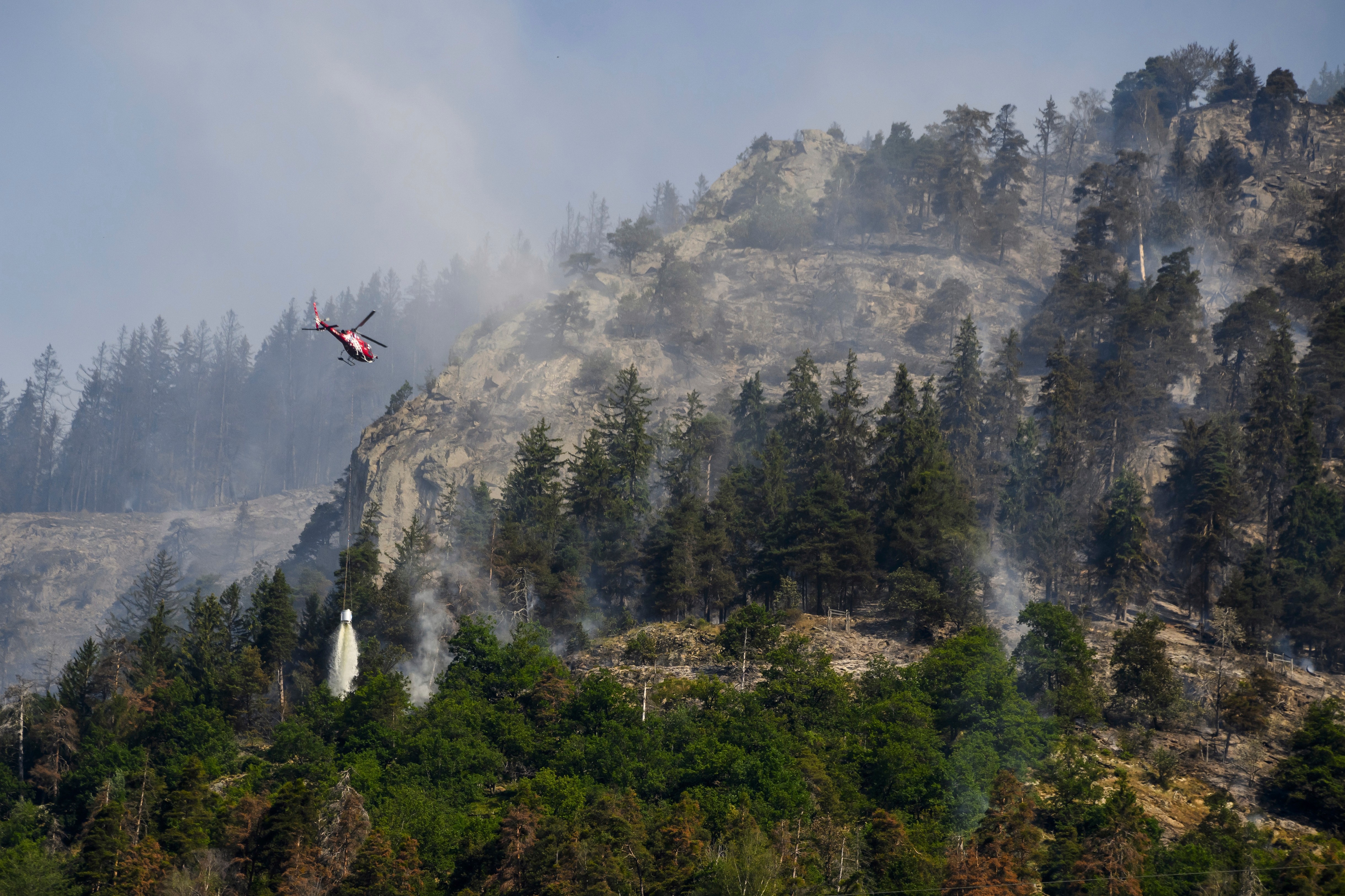 Incendiu masiv în Alpii Elvețieni, aproape de ghețarul Aletsch. Focul arde de aproape 24 de ore, mai multe sate au fost evacuate, armata a trimis elicoptere