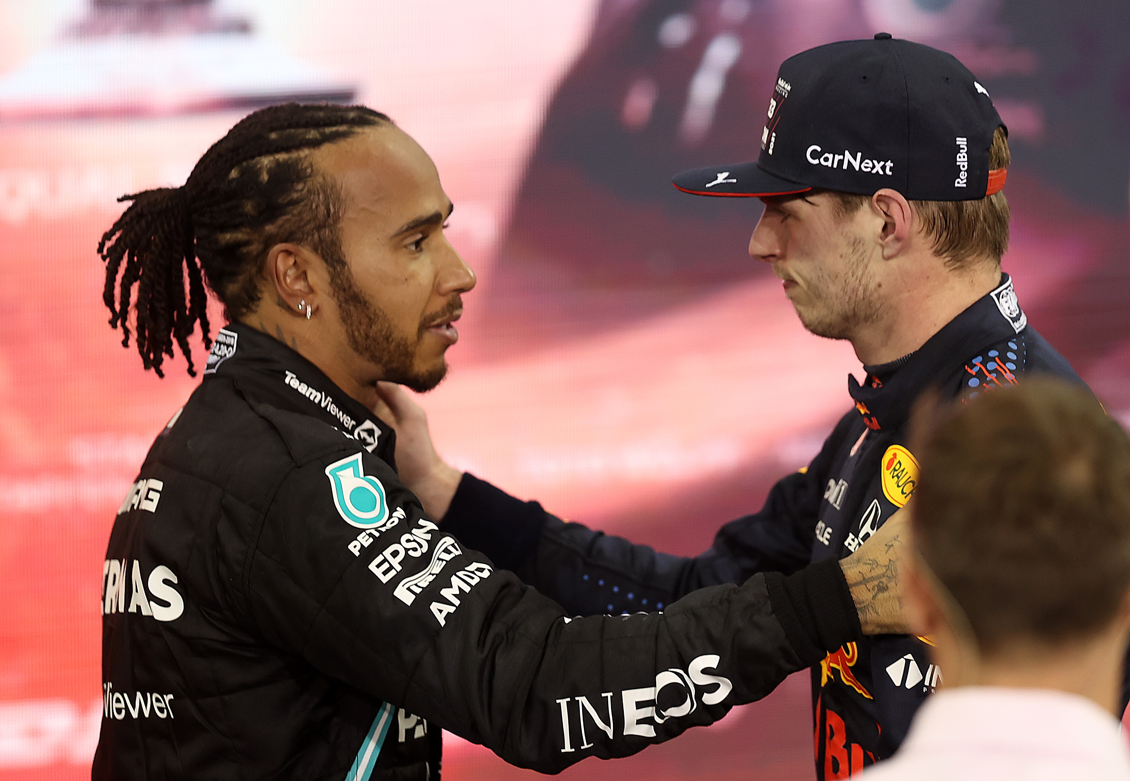Max Verstappen elárulta: így fogadta Hamilton, hogy lecsúszott az első  helyről - Sportal.hu