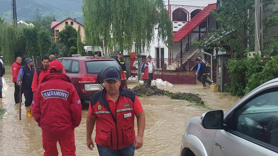 Dezastru în țară din cauza furtunilor! Zeci de oameni evacuați din calea apelor