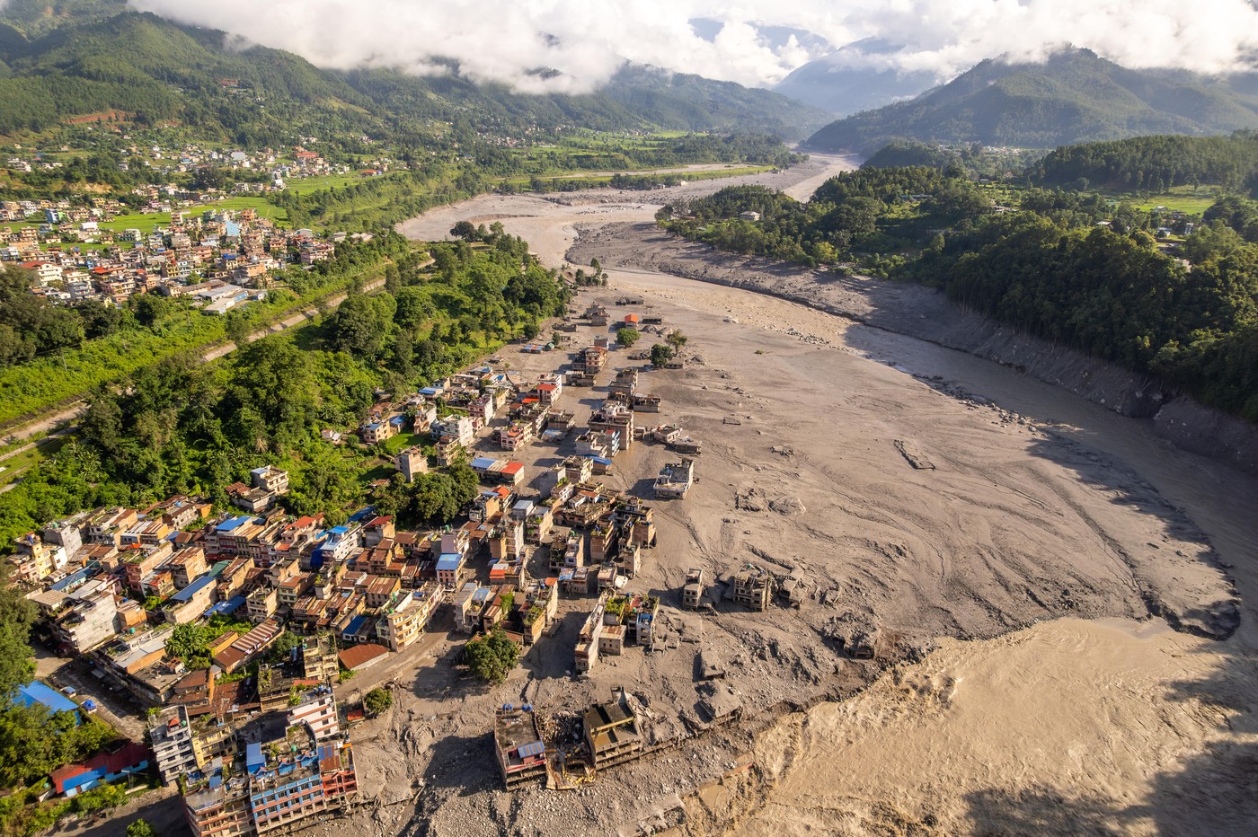 Oamenii de știință au explicat cauza inundațiilor devastatoare din Nepal și Tibet: nivelul apelor a crescut cu 7-9 metri în 30 de minute