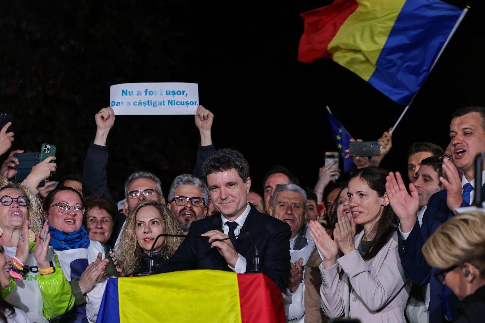 Singurul cuvânt pe care Mirabela Grădinaru i l-ar fi șoptit la ureche lui Nicușor Dan în timpul discursului prin care anunța că a câștigat alegerile