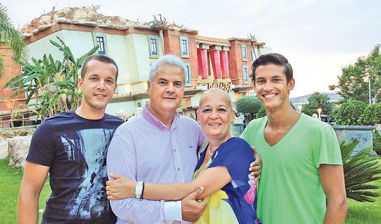 Imagine rară cu Adrian Năstase și familia sa. A împlinit 75 de ani și a apărut alături de soția Dana, băieții Mihnea și Andrei și soțiile lor