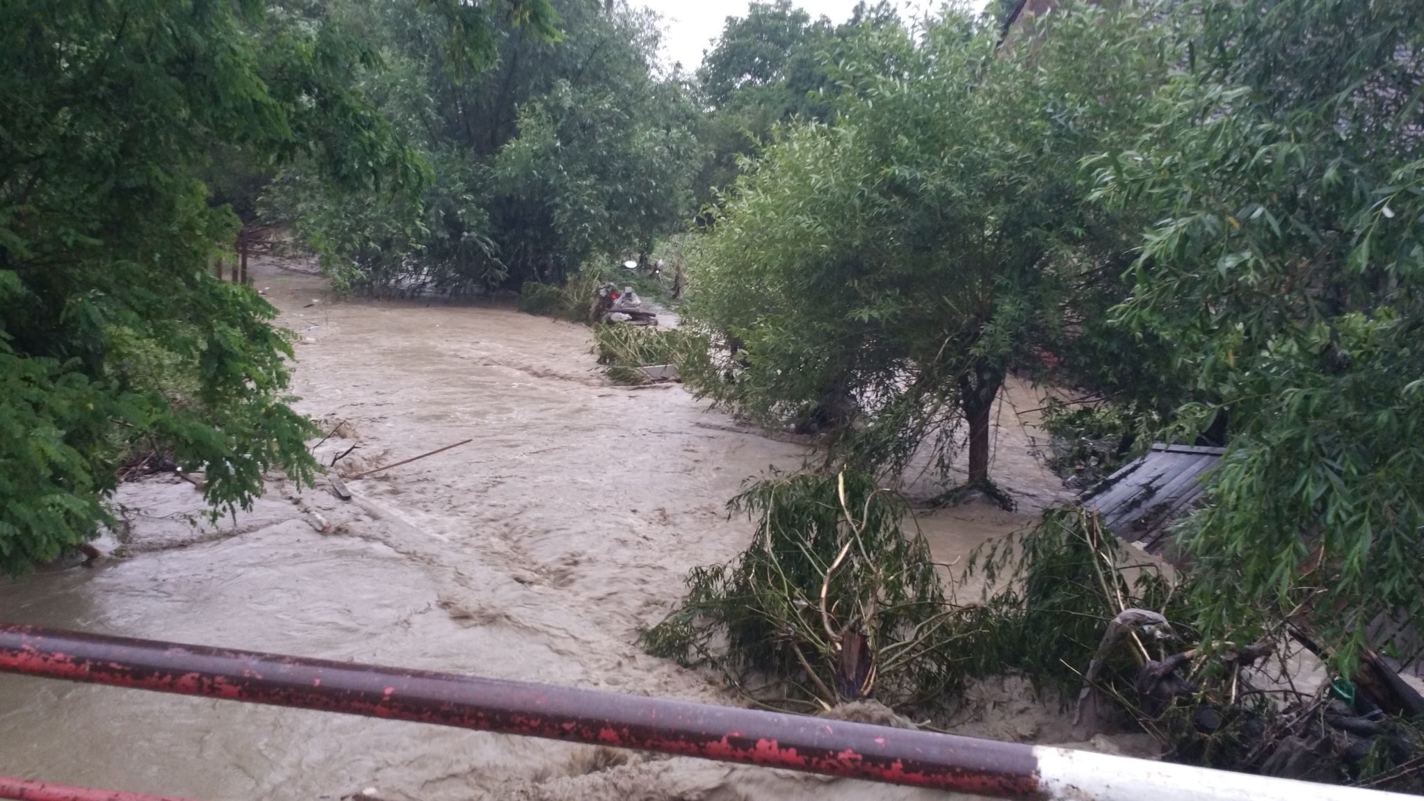 Dezastru în țară din cauza furtunilor! Zeci de oameni evacuați din calea apelor