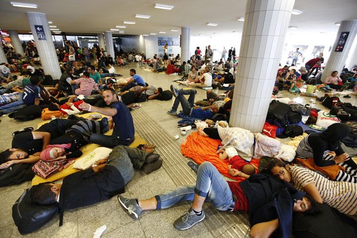 Corespondenţă din UngarIAD! Budapesta e sub asediul miilor de refugiați, iar autoritățile maghiare par să nu mai le facă față. ^Nu doar gara Keleti, epicentrul mulțimii care a venit să-și găsească un trai uman în Europa, e ocupată. Parcurile din jurul arenei pe care se va juca sunt pline de sirieni și de afgani. Nimic nu e ce pare, nimic nu mai e sigur. Se va juca și fotbal aici?