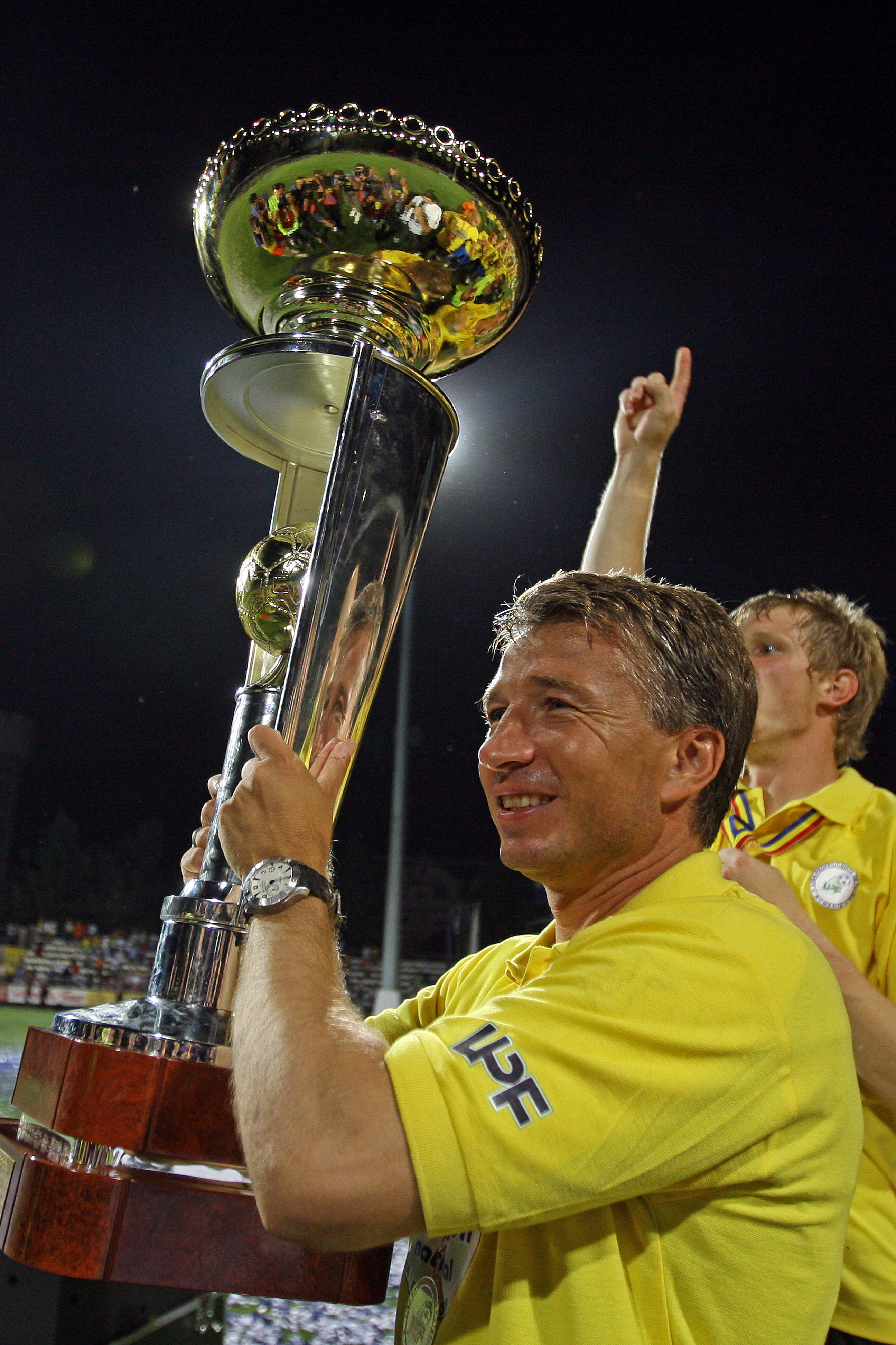 Dan Petrescu, cel mai tare antrenor din Generația de Aur. ”Bursucul”, aproape de al doilea titlu în România