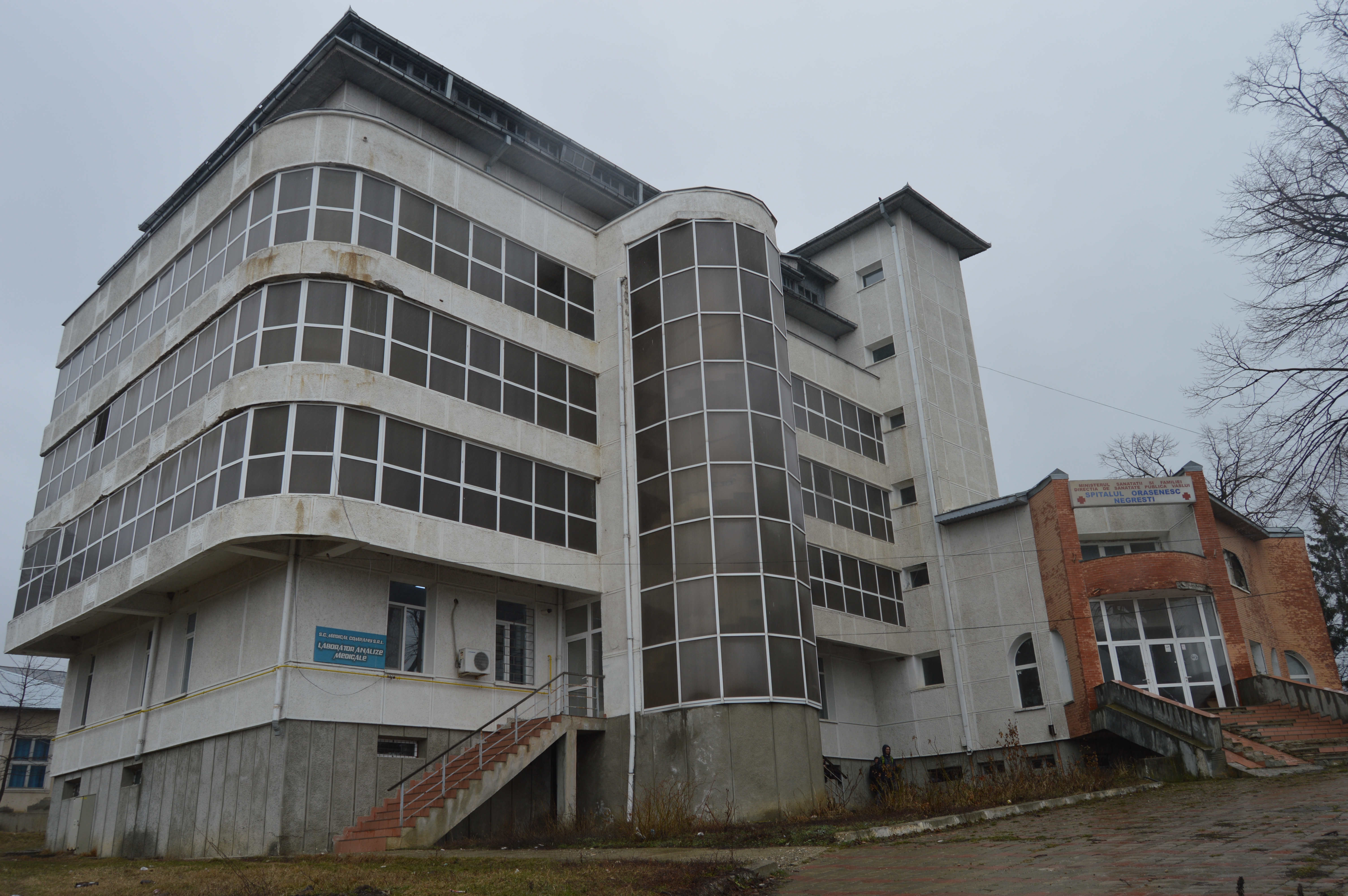 FOTOREPORTAJ/ Bombă biologică în spitalul din Negrești, închis de Guvernul Boc: pereți, instrumentar și paturi mucegăite