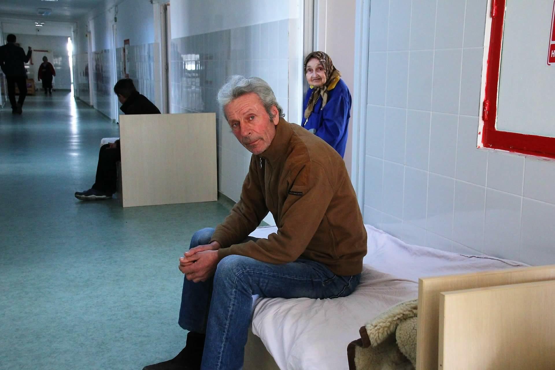 REPORTAJ/ Duși la adăpost din cauza gerului, cerșetorii din Craiova vor tot pe străzi: “Ne-au făcut baie, dar nu-s obișnuit să dorm în pat"