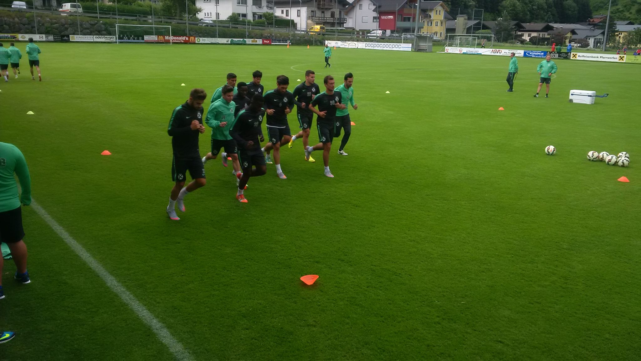 Steaua - Klagenfurt 4-5. ^Amical de coșmar pentru Rădoi. Campioana României a fost umilită de o echipă din liga a II-a, care a condus cu 3-0 la pauză. Țucudean a reușit dubla, iar Tudorie a marcat la debut