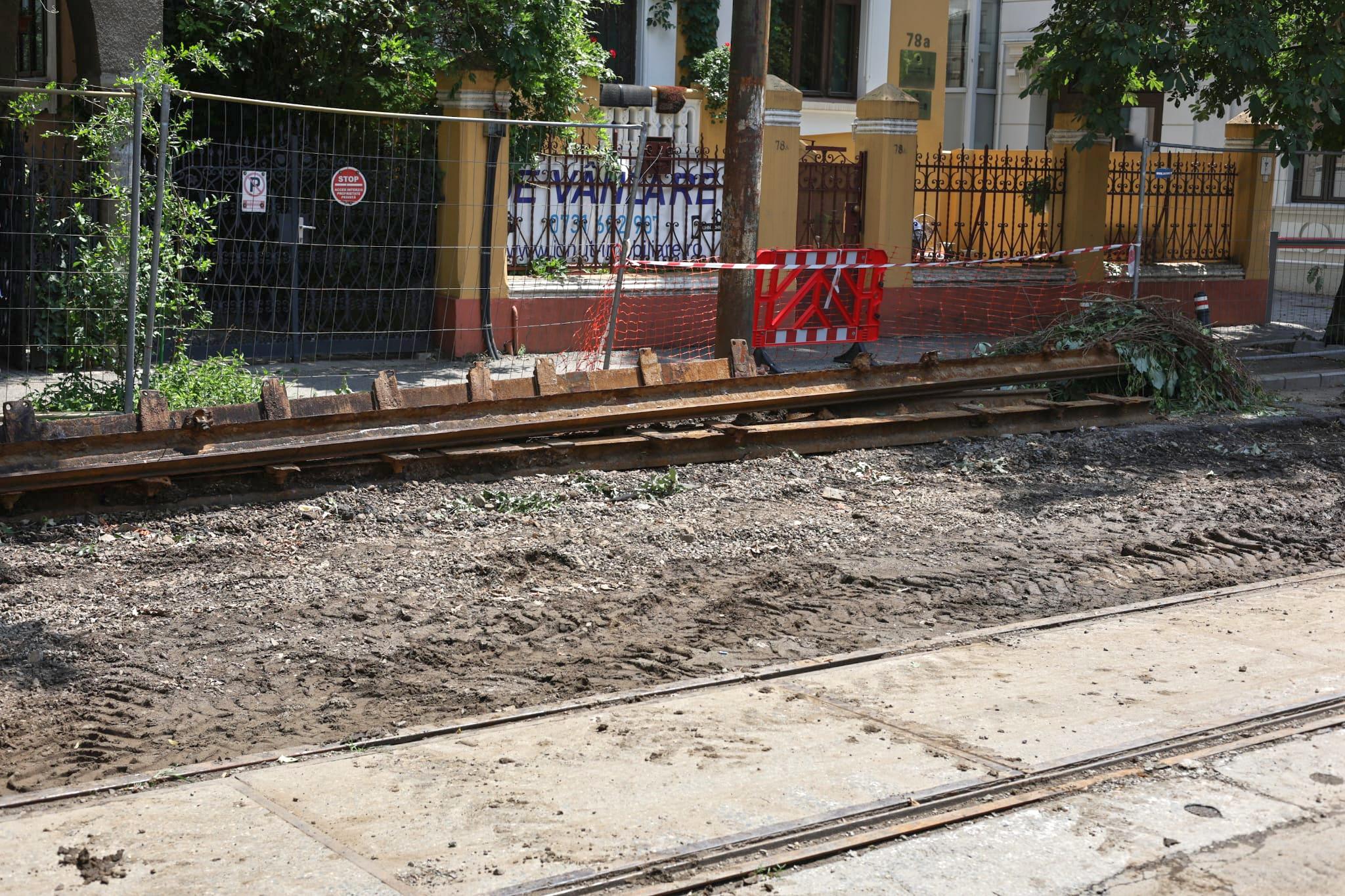 „Haos total! Tremură casa când trec utilajele”. Am mers pe șantierul STB să vedem cum se lucrează la schimbarea liniilor de tramvai