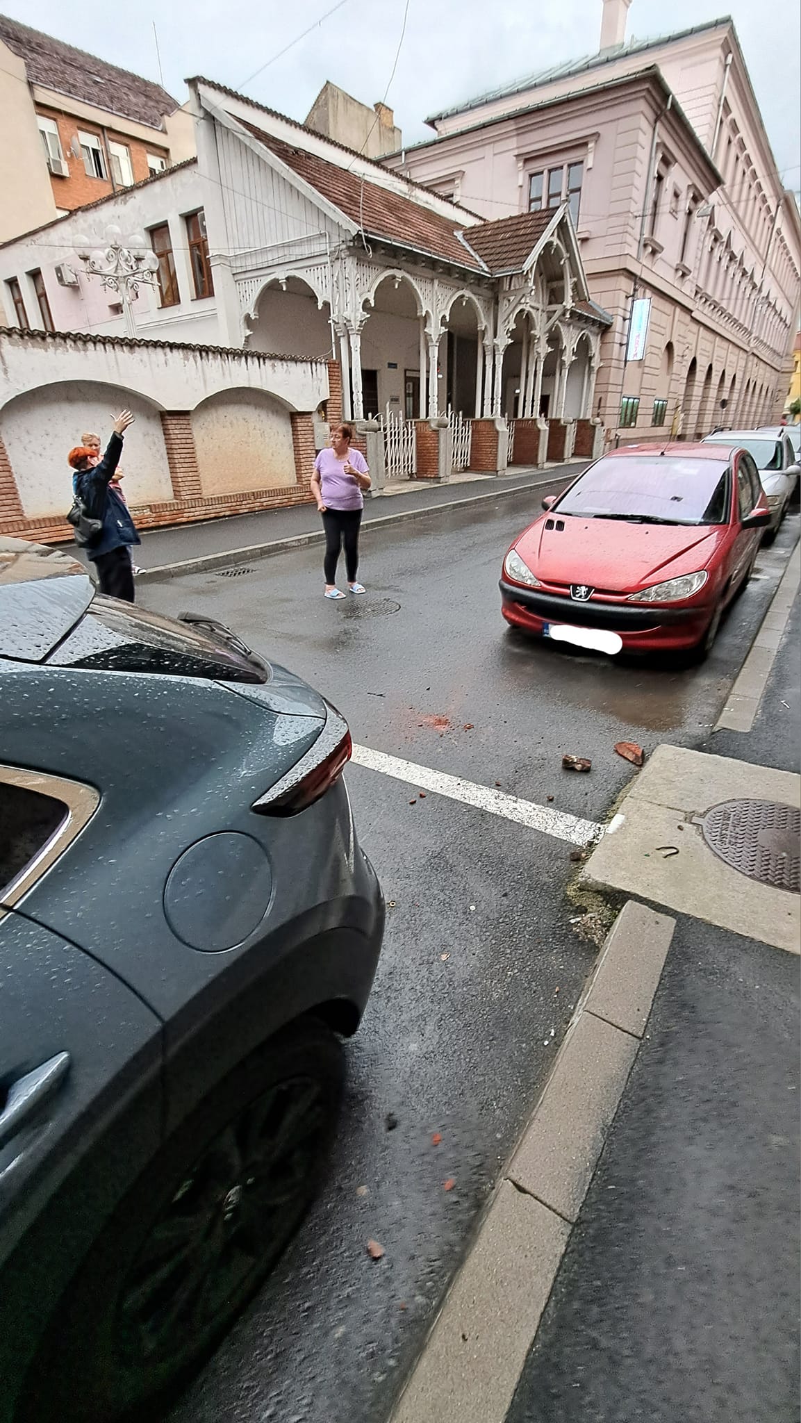 Imagini de la cutremurul din Arad. Case și mașini avariate, în urma seismului de 5,2 grade. VIDEO