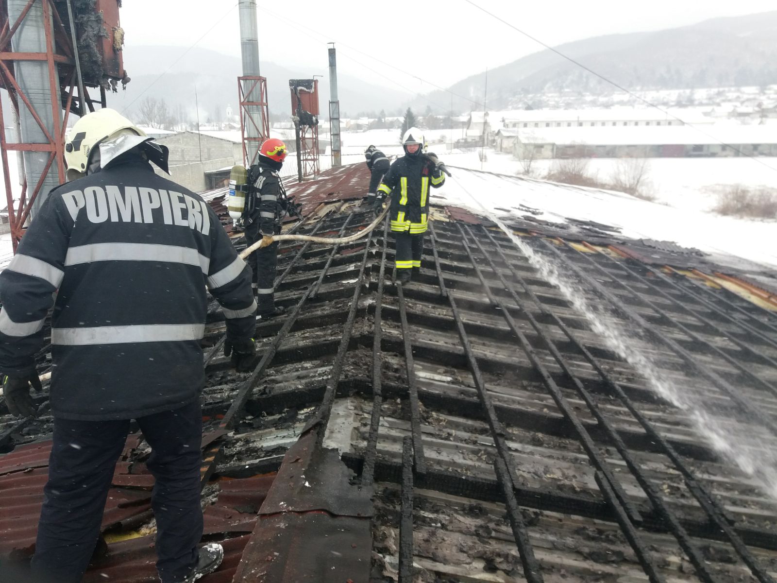 Incendiu la o fabrică de mobilă din judeţul Braşov. Acoperişul arde pe o suprafaţă de 500 metri pătrați/ FOTO