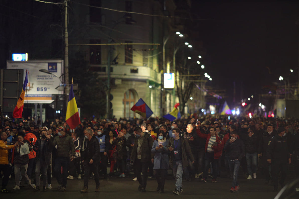 Protestul anti-restricții din Capitală, încheiat cu violențe și arestări. Manifestații și în alte orașe din țară