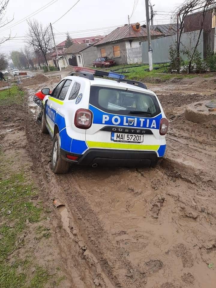 O mașină de poliție din Brăila s-a împotmolit în noroi. Agenții au fost ajutați de localnici